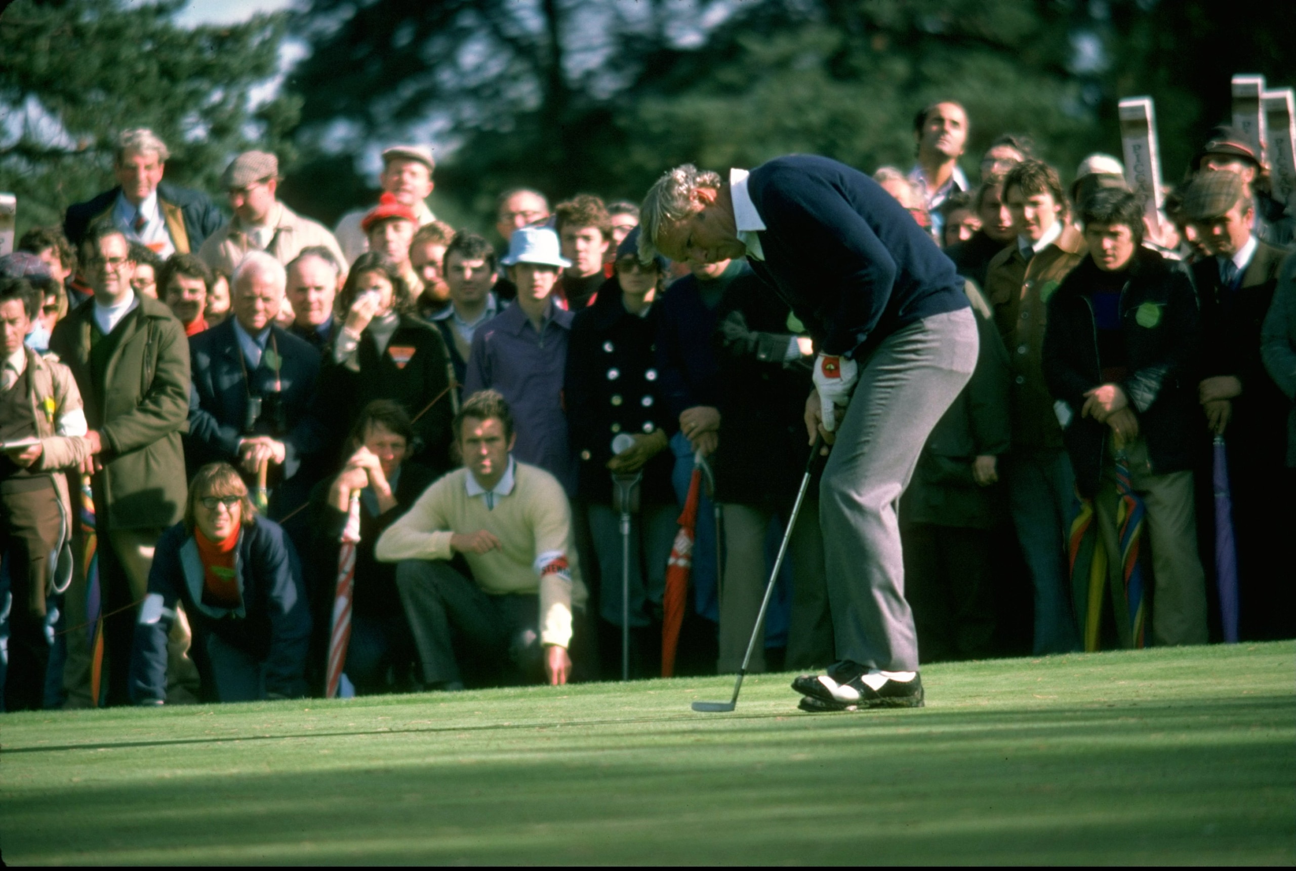 1975:  Arnold Palmer of the USA putts during an event. \ Mandatory Credit: Allsport UK /Allsport