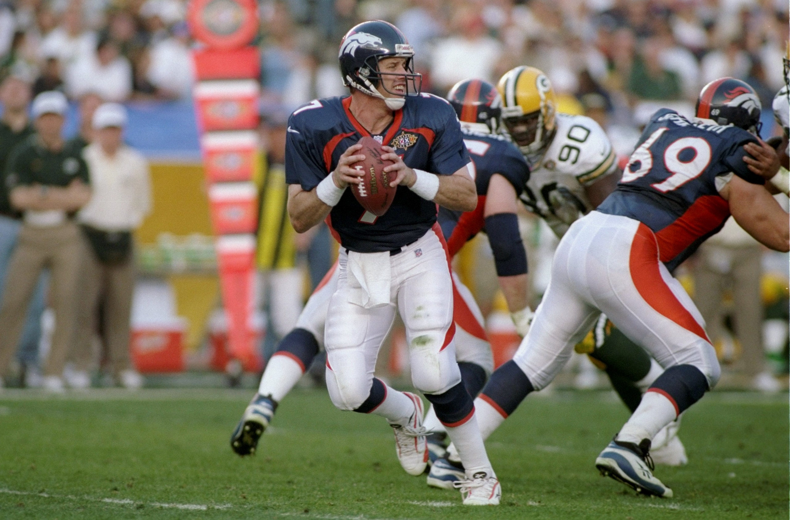 25 Jan 1998: Quarterback John Elway #7 of the Denver Brocos in action against the Green Bay Packers during Super Bowl XXXII at Qualcomm Stadium in San Diego, California. The Denver Broncos defeated the Green Bay Packers 31-24.
