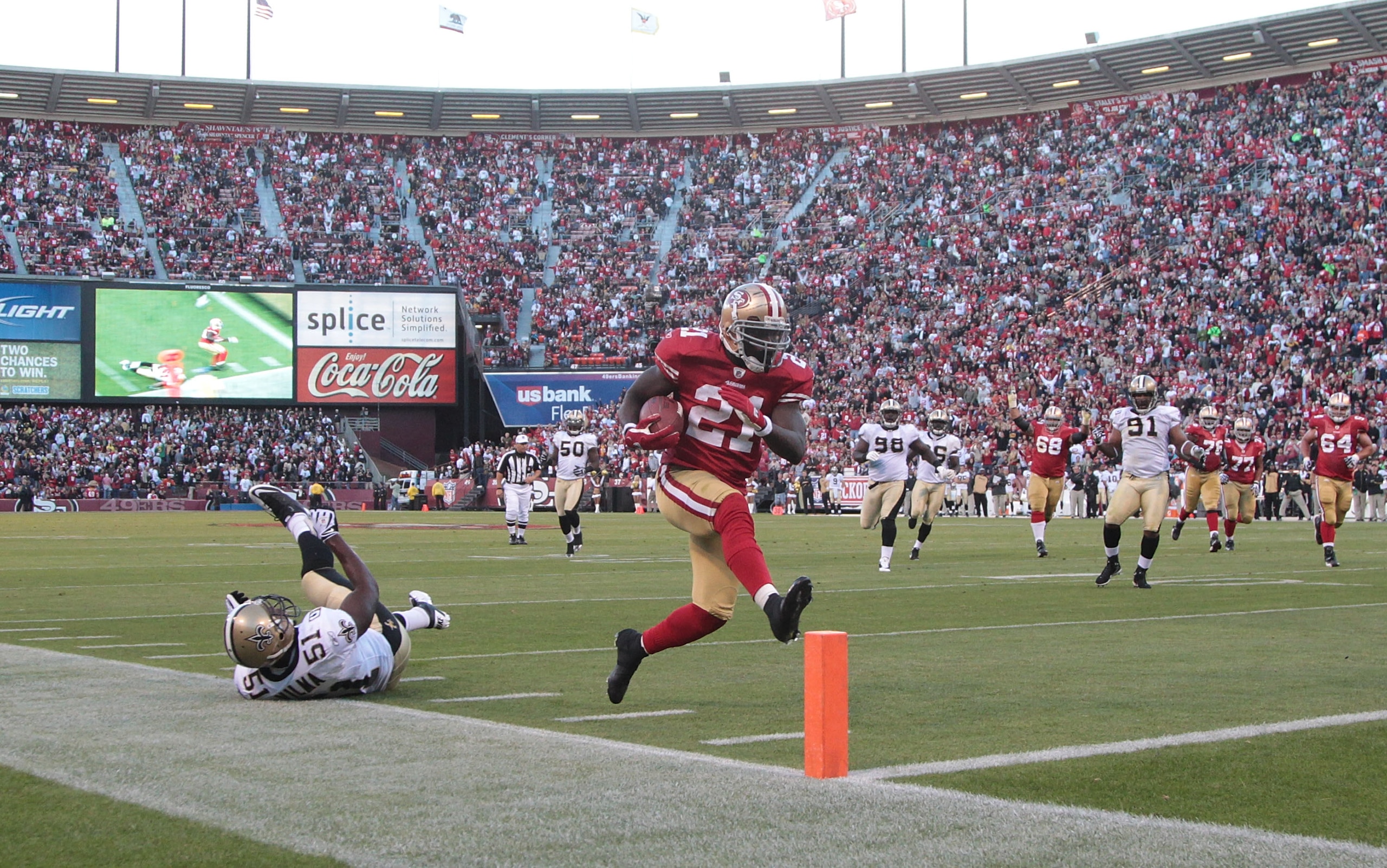 SAN FRANCISCO - SEPTEMBER 20:  Frank Gore #21 of the San Francisco 49ers scores a touchdown against the New Orleans Saints during an NFL game at Candlestick Park on September 20, 2010 in San Francisco, California.  (Photo by Jed Jacobsohn/Getty Images)