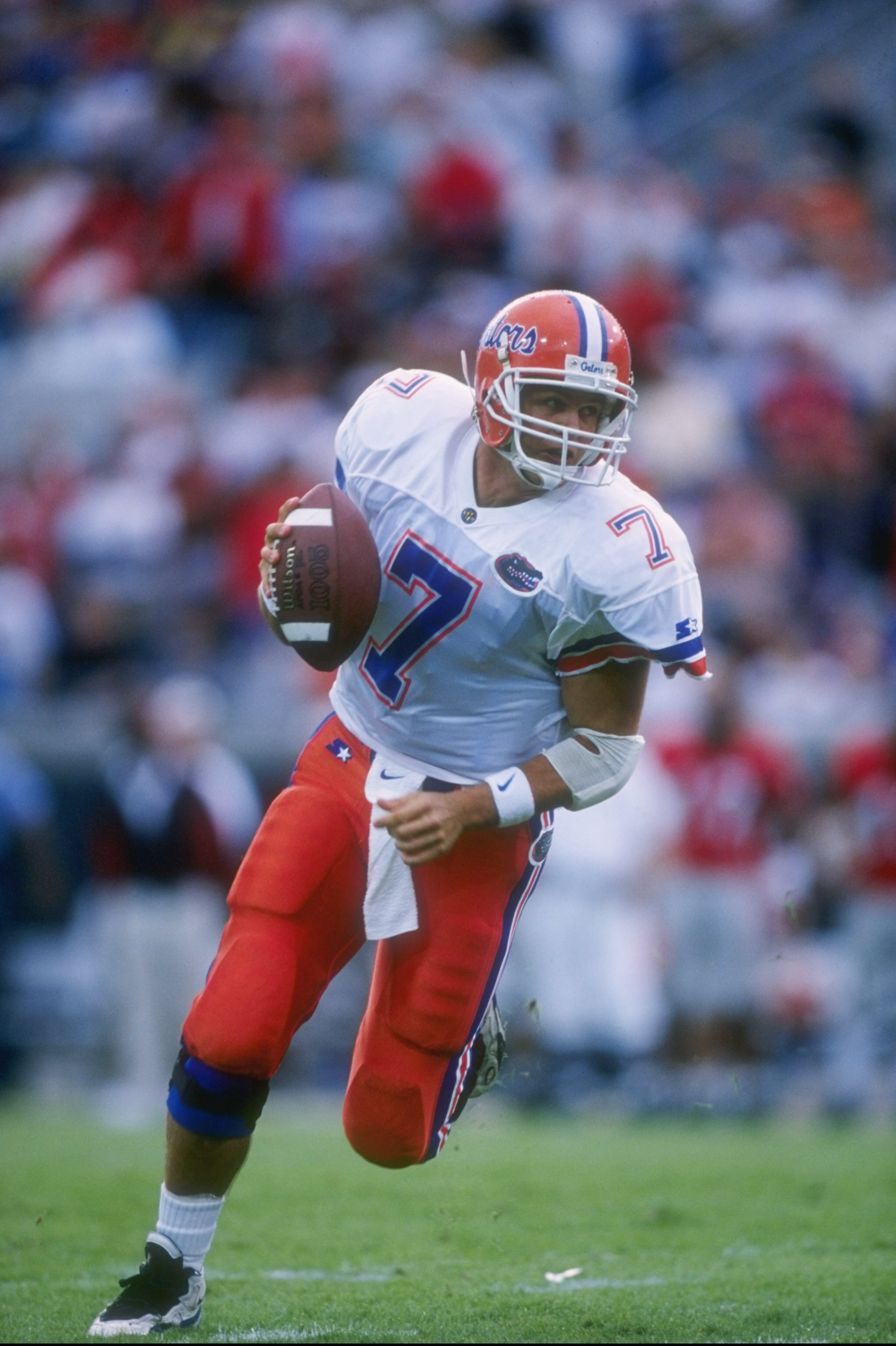 2 Nov 1996: Quarterback Danny Wuerffel of the Florida Gators scans the defense for an open receiver as rolls out of the pocket during a pass play in the Gators 47-7 victory over the Georgia Bulldogs at Jacksonville Stadium in Jacksonville, Florida. Mandat