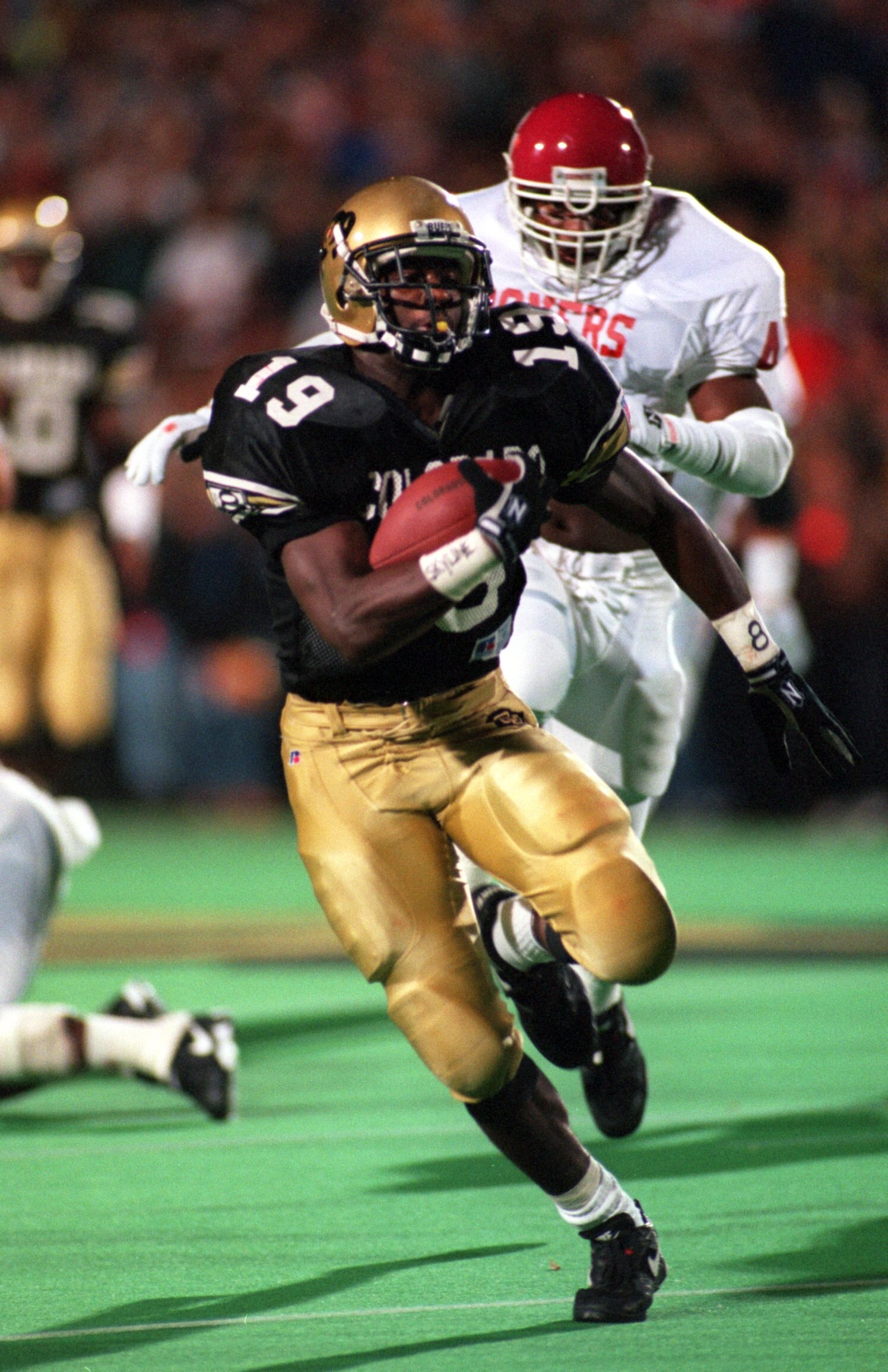 15 Oct 1994: COLORADO RUNNING BACK RASHAAN SALAAM BREAKS INTO THE OPEN FIELD DURING THE BUFFALOES 45-7 VICTORY OVER THE OKLAHOMA SOONERS IN A BIG EIGHT GAME AT FOLSOM FIELD IN BOULDER, COLORADO.