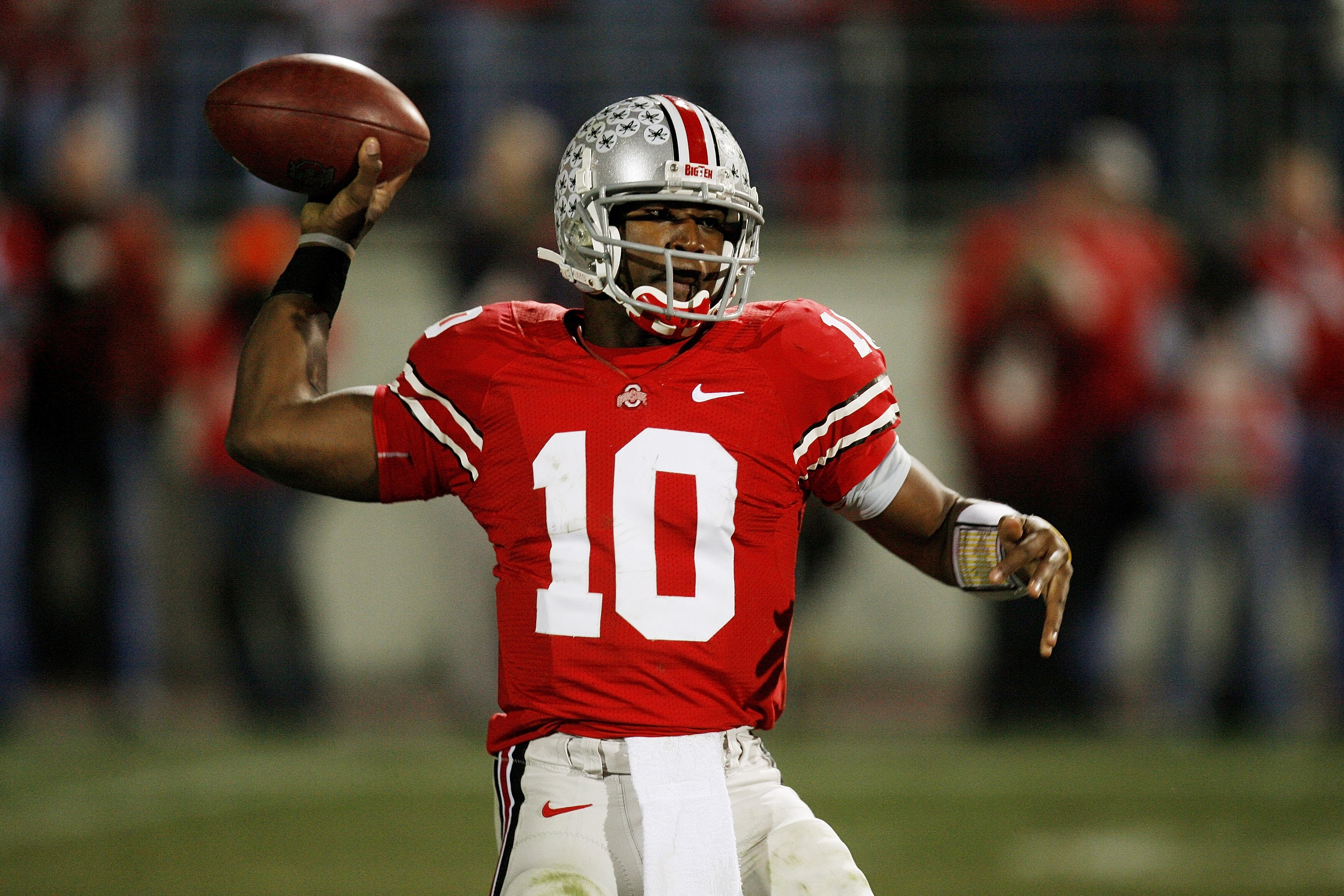 COLUMBUS, OH - NOVEMBER 18:  Quarterback Troy Smith #10 of the Ohio State Buckeyes throws a pass against the Michigan Wolverines on November 18, 2006 at Ohio Stadium in Columbus, Ohio.  Ohio State won 42-39.  (Photo by Gregory Shamus/Getty Images)