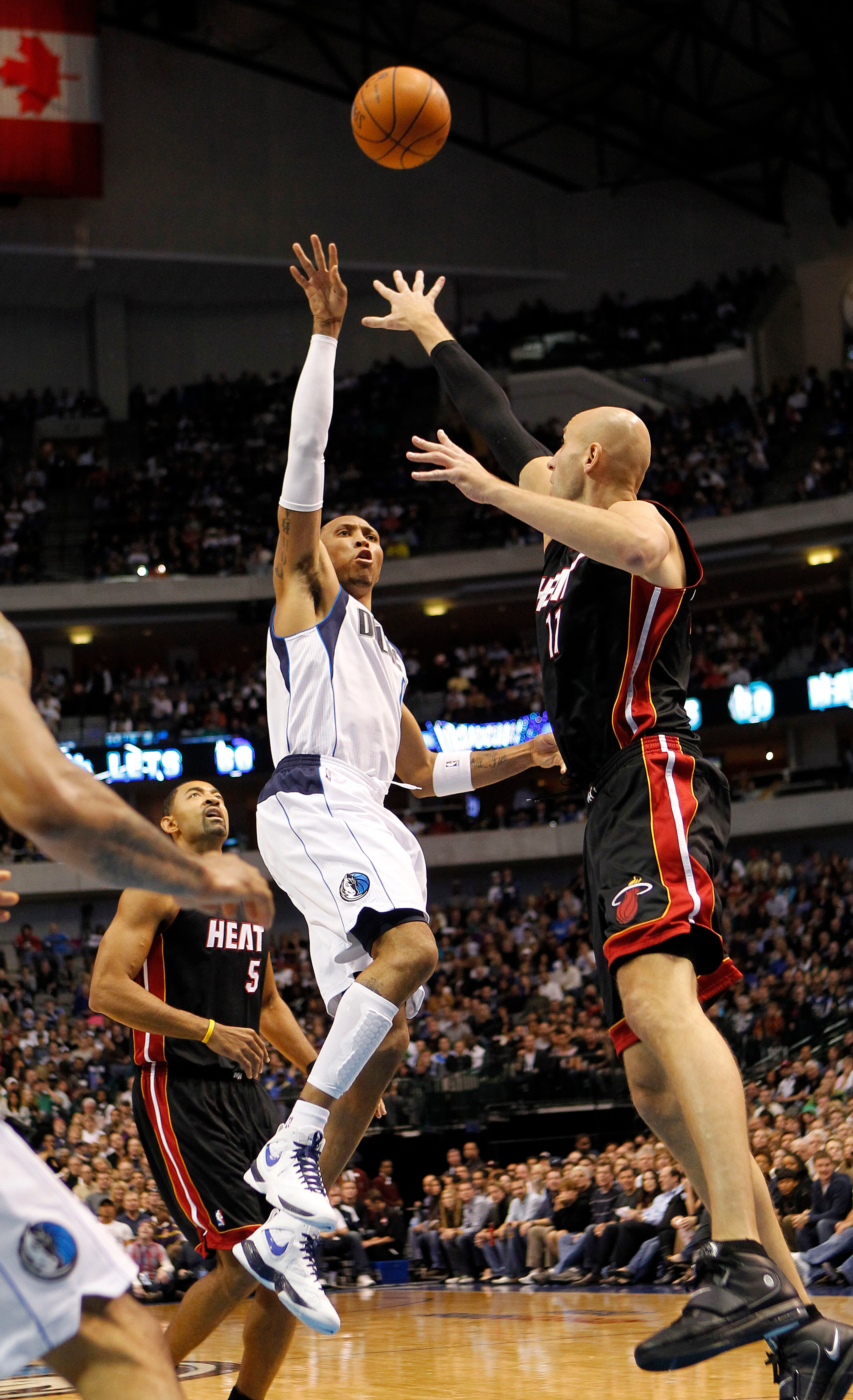 DALLAS - NOVEMBER 27: Shawn Marion #0 of the Dallas Mavericks shoots over Zydrunas Ilgauskas #11 of the Miami Heat on November 27, 2010 at the American Airlines Center in Dallas, Texas. NOTE TO USER: User expressly acknowledges and agrees that, by downloa