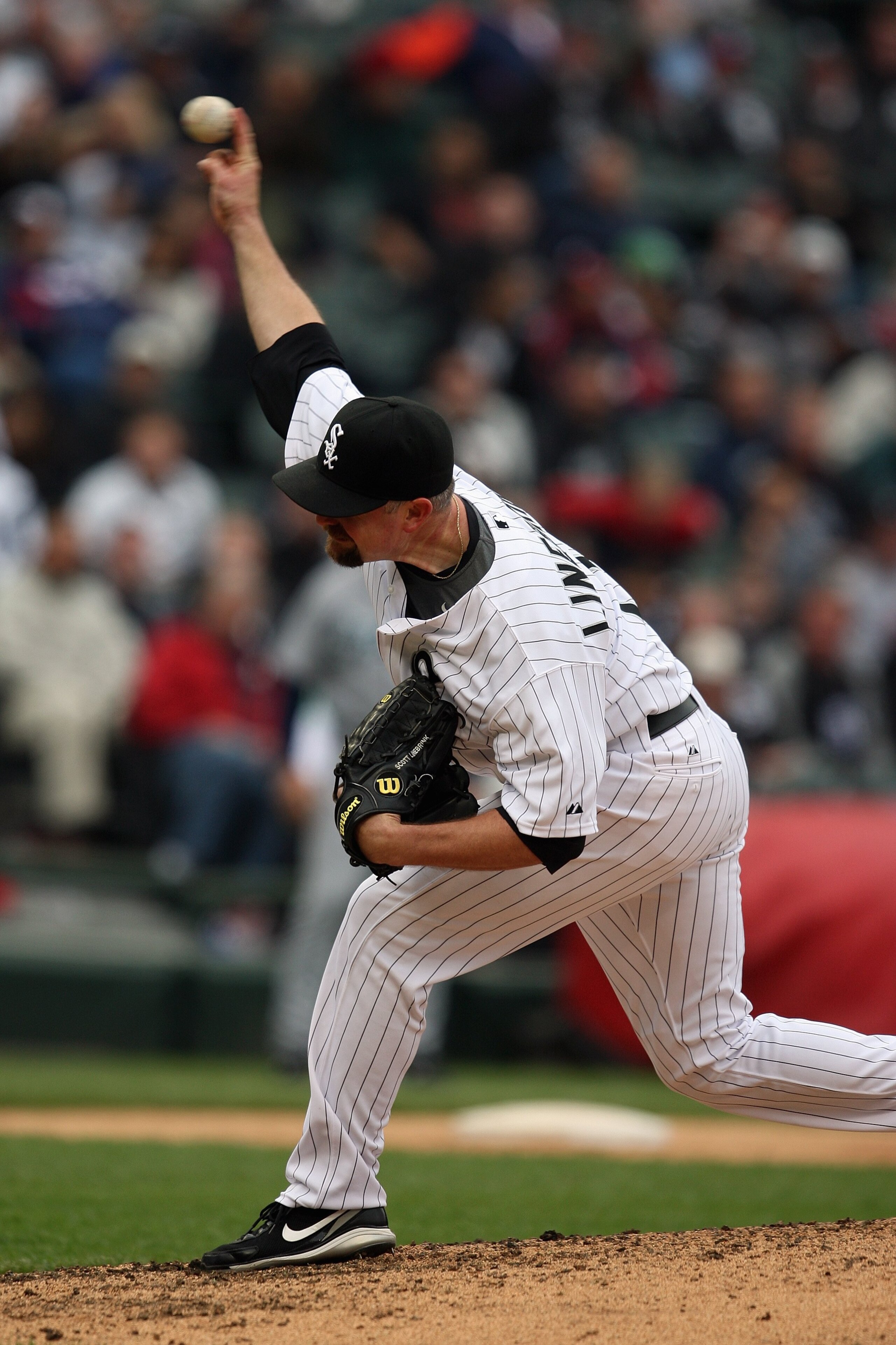 CHICAGO - APRIL 29:  Scott Linebrink #71 of the Chicago White Sox pitches against the Seattle Mariners during the game on April 29, 2009 at U.S. Cellular Field in Chicago, Illinois. (Photo by Jonathan Daniel/Getty Images)