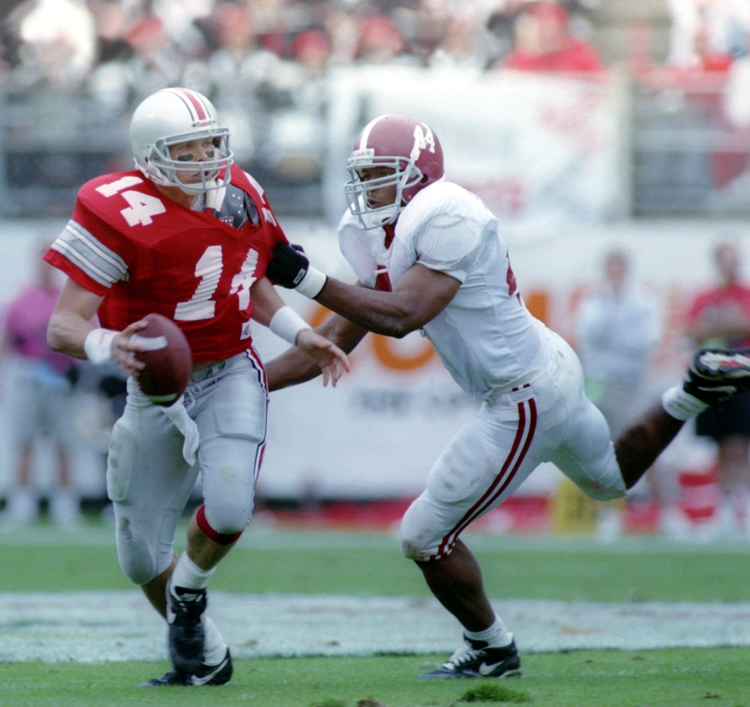 2 JAN 1994: OHIO STATE QUARTERBACK BOBBY HOYING IS GRABBED BY ALABAMA DEFENSIVE END DARRELL BLACKBURN DURING THEIR GAME IN THE 1995 CITRUS BOWL AT THE CITRUS BOWL IN ORLANDO, FLORIDA. Mandatory Credit: Andy Lions/ALLSPORT 2 JAN 1994: OHIO STATE QUARTERBACK BOBBY HOYING IS GRABBED BY ALABAMA DEFENSIVE END DARRELL BLACKBURN DURING THEIR GAME IN THE 1995 CITRUS BOWL AT THE CITRUS BOWL IN ORLANDO, FLORIDA. Mandatory Credit: Andy Lions/ALLSPORT