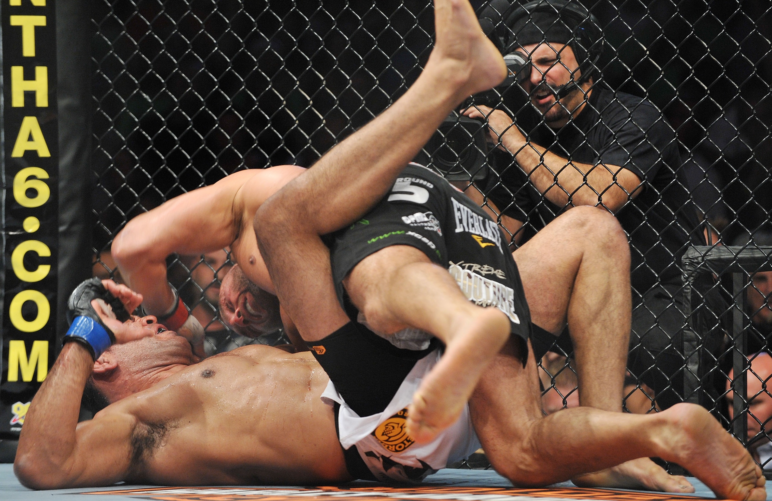 PORTLAND, OR - AUGUST 29:  UFC fighter Randy Couture (Bottom) battles UFC fighter Antonio Nogueira (Top) during their Heavyweight bout at UFC 102:  Couture vs. Nogueira at the Rose Garden Arena on August 29, 2009 in Portland, Oregon.  (Photo by Jon Kopalo