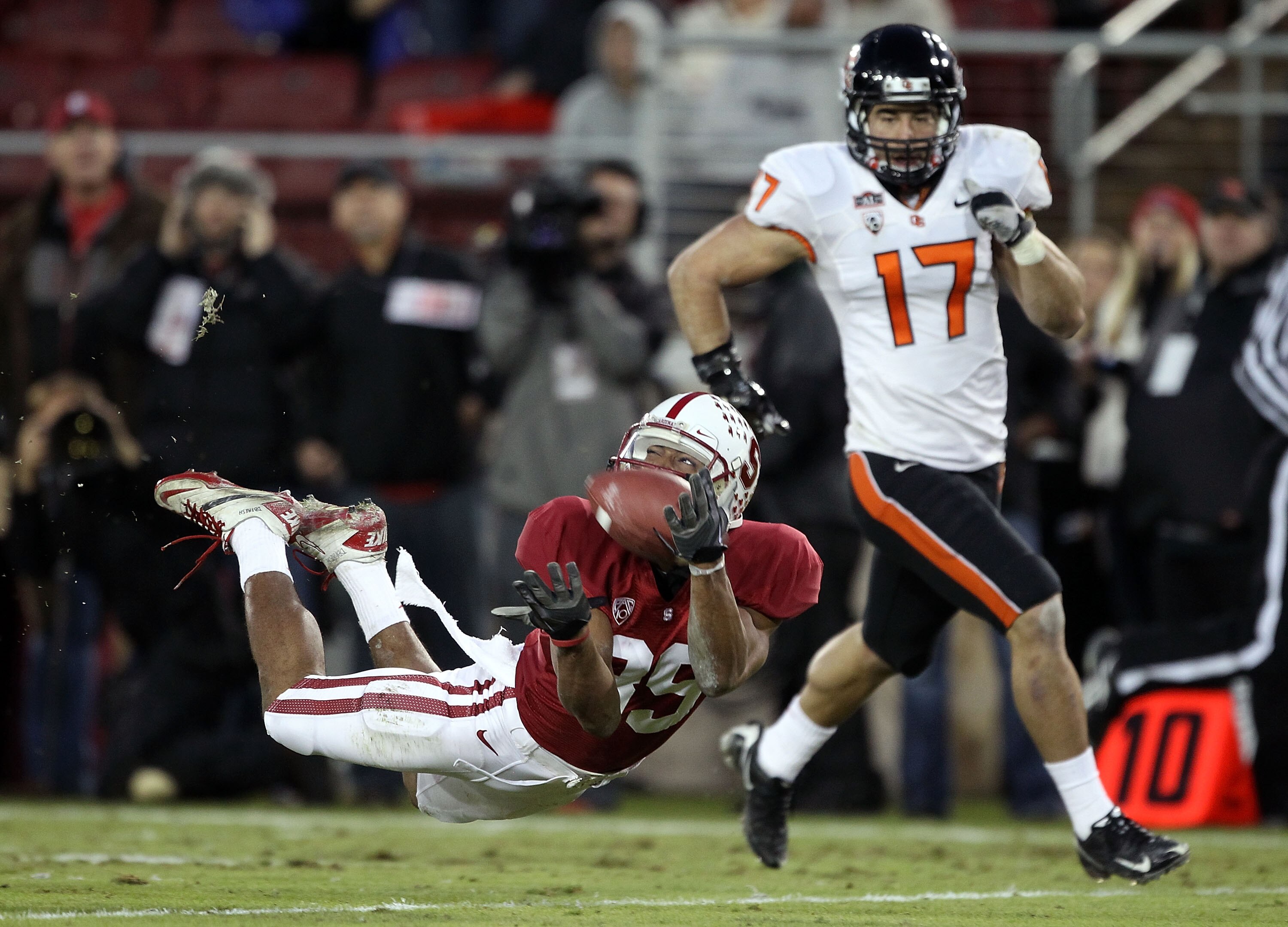 PALO ALTO, CA - NOVEMBER 27:  Doug Baldwin #89 of the Stanford Cardinal unsuccessfully dives for a ball while defended by Brandon Hardin #17 of the Oregon State Beavers at Stanford Stadium on November 27, 2010 in Palo Alto, California.  (Photo by Ezra Sha