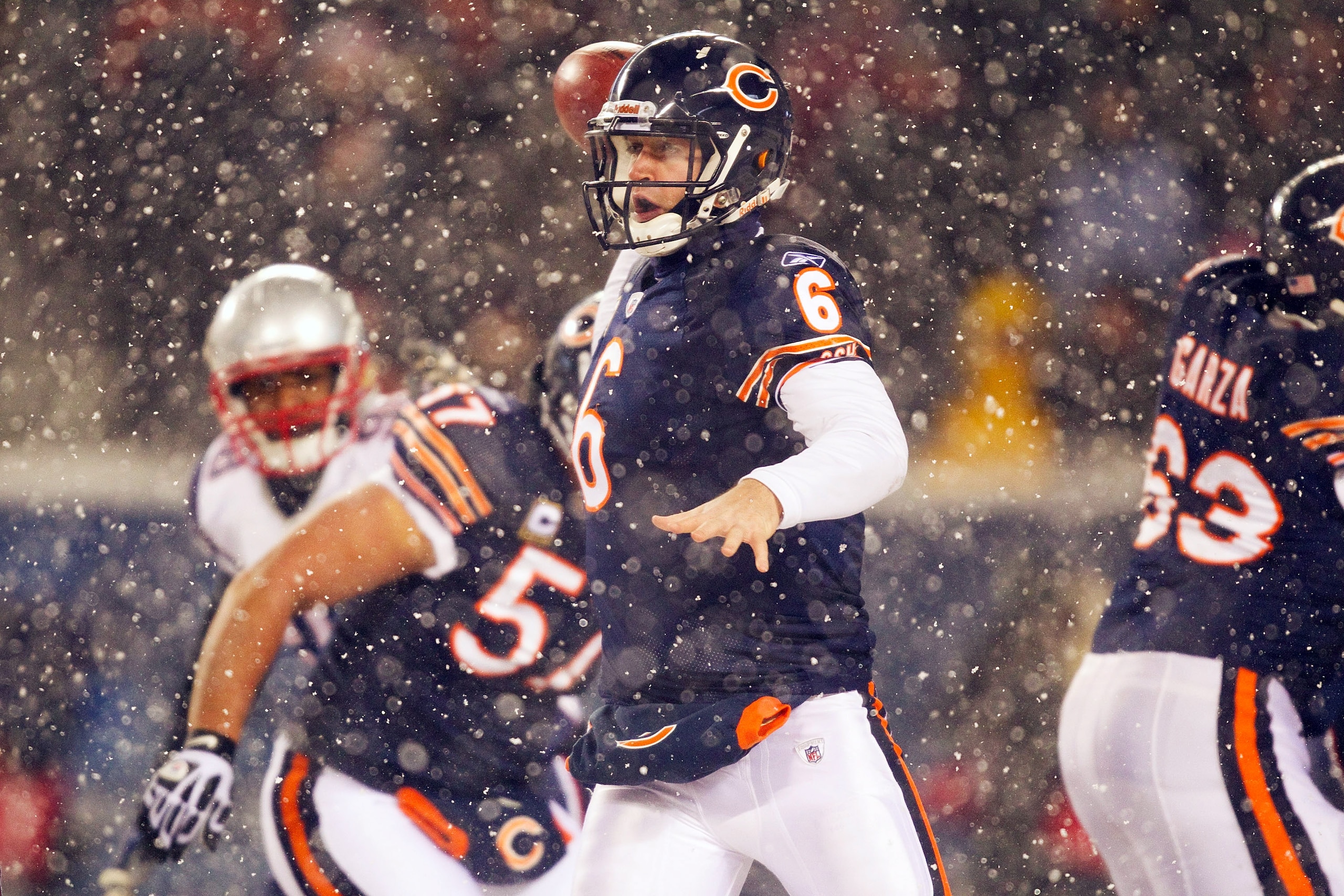 CHICAGO, IL - DECEMBER 12: Jay Cutler #6 of the Chicago Bears throws against the New England Patriots at Soldier Field on December 12, 2010 in Chicago, Illinois.  The Patriots beat the Bears 36-7.  (Photo by Dilip Vishwanat/Getty Images)
