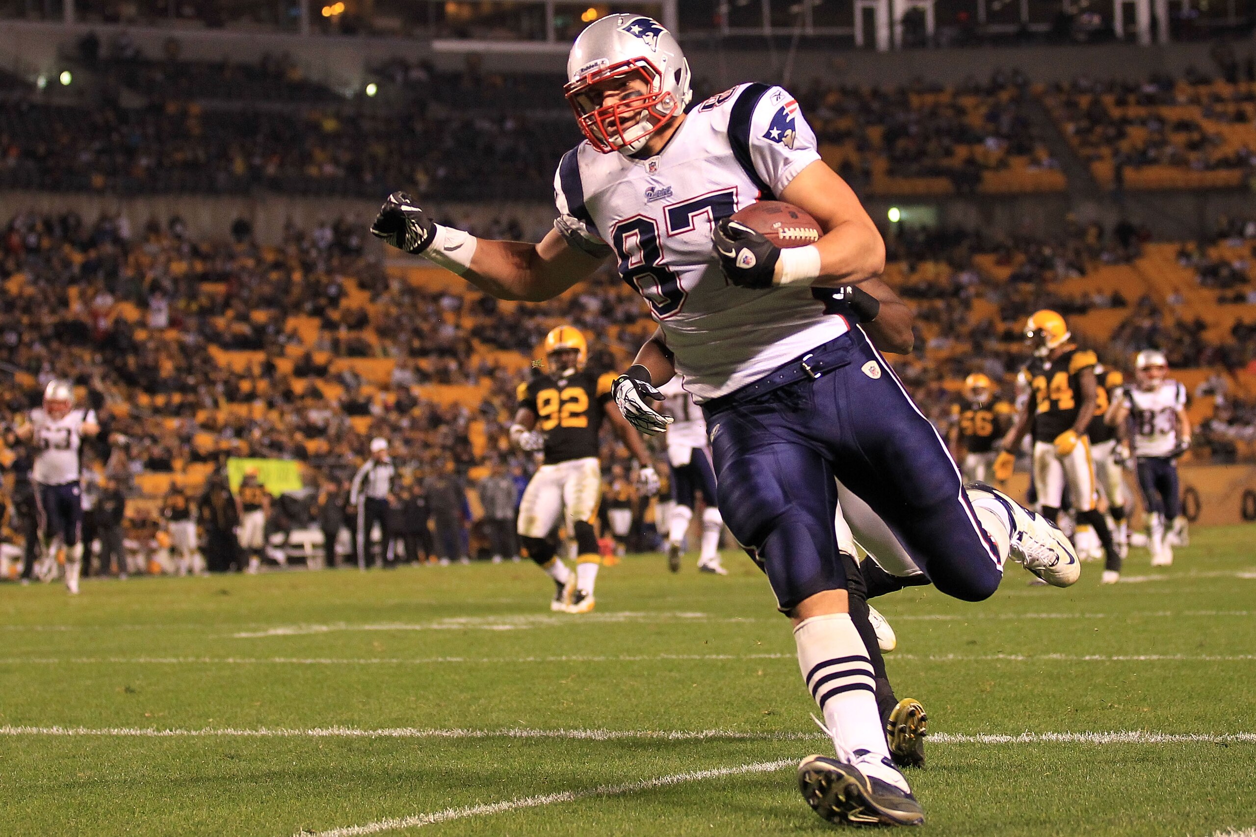 PITTSBURGH - NOVEMBER 14:  Rob Gronkowski #87 of the New England Patriots scores a touchdown against the Pittsburgh Steelers on November 14, 2010 at Heinz Field in Pittsburgh, Pennsylvania.  (Photo by Chris McGrath/Getty Images)