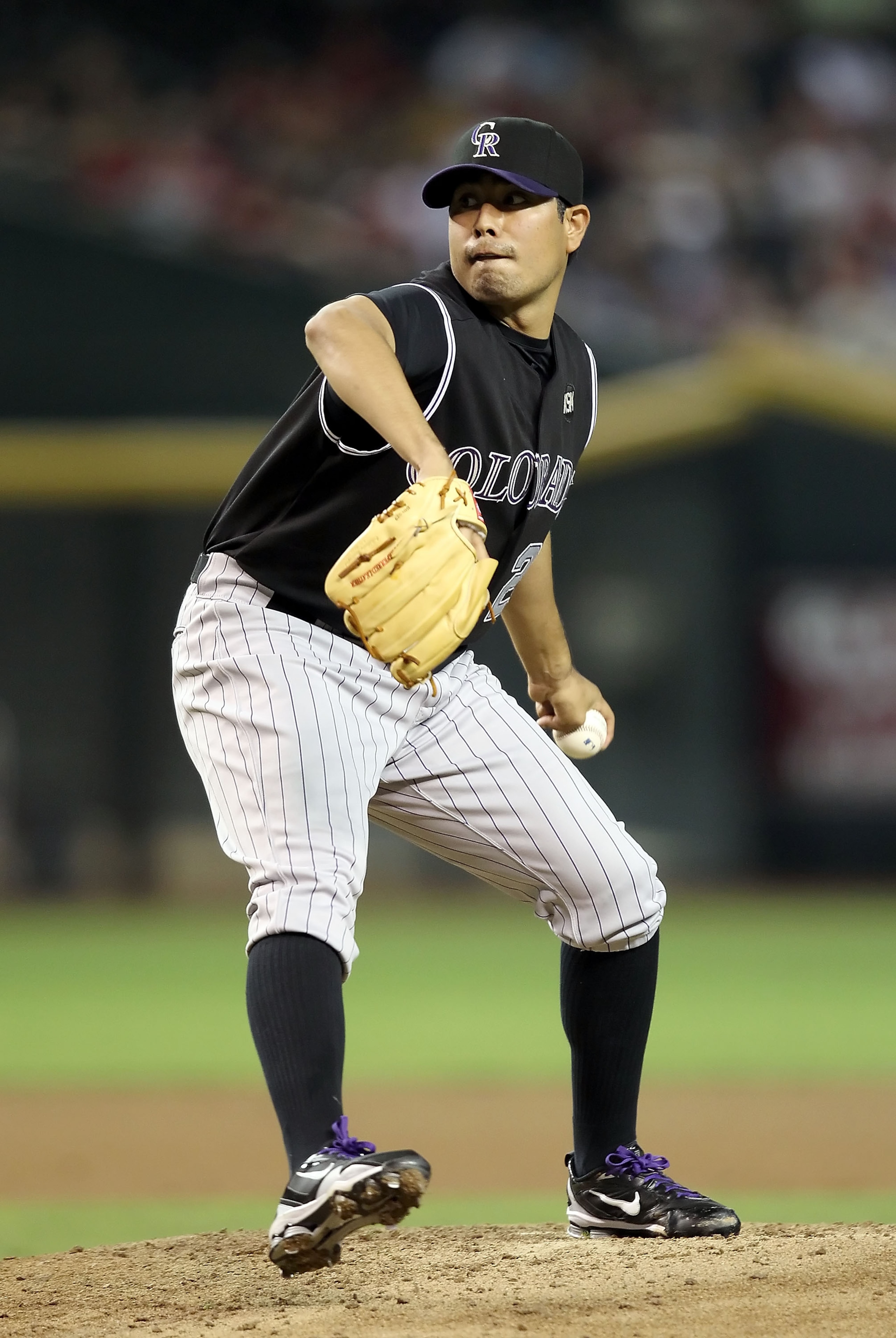PHOENIX - SEPTEMBER 21:  Starting pitcher Jorge De La Rosa #29 of the Colorado Rockies pitches against the Arizona Diamondbacks during the Major League Baseball game at Chase Field on September 21, 2010 in Phoenix, Arizona.  (Photo by Christian Petersen/G