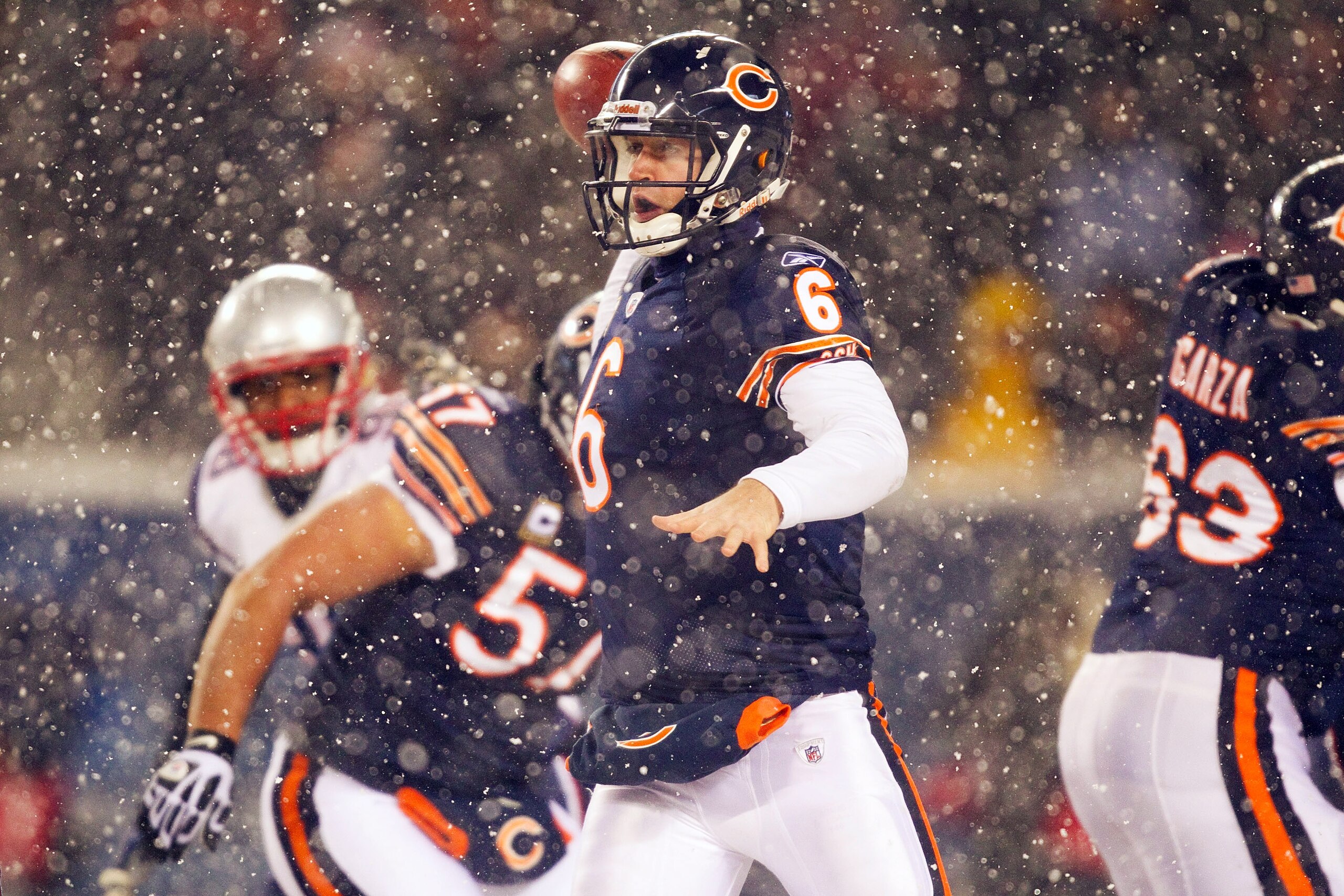 CHICAGO, IL - DECEMBER 12: Jay Cutler #6 of the Chicago Bears throws against the New England Patriots at Soldier Field on December 12, 2010 in Chicago, Illinois.  The Patriots beat the Bears 36-7.  (Photo by Dilip Vishwanat/Getty Images)