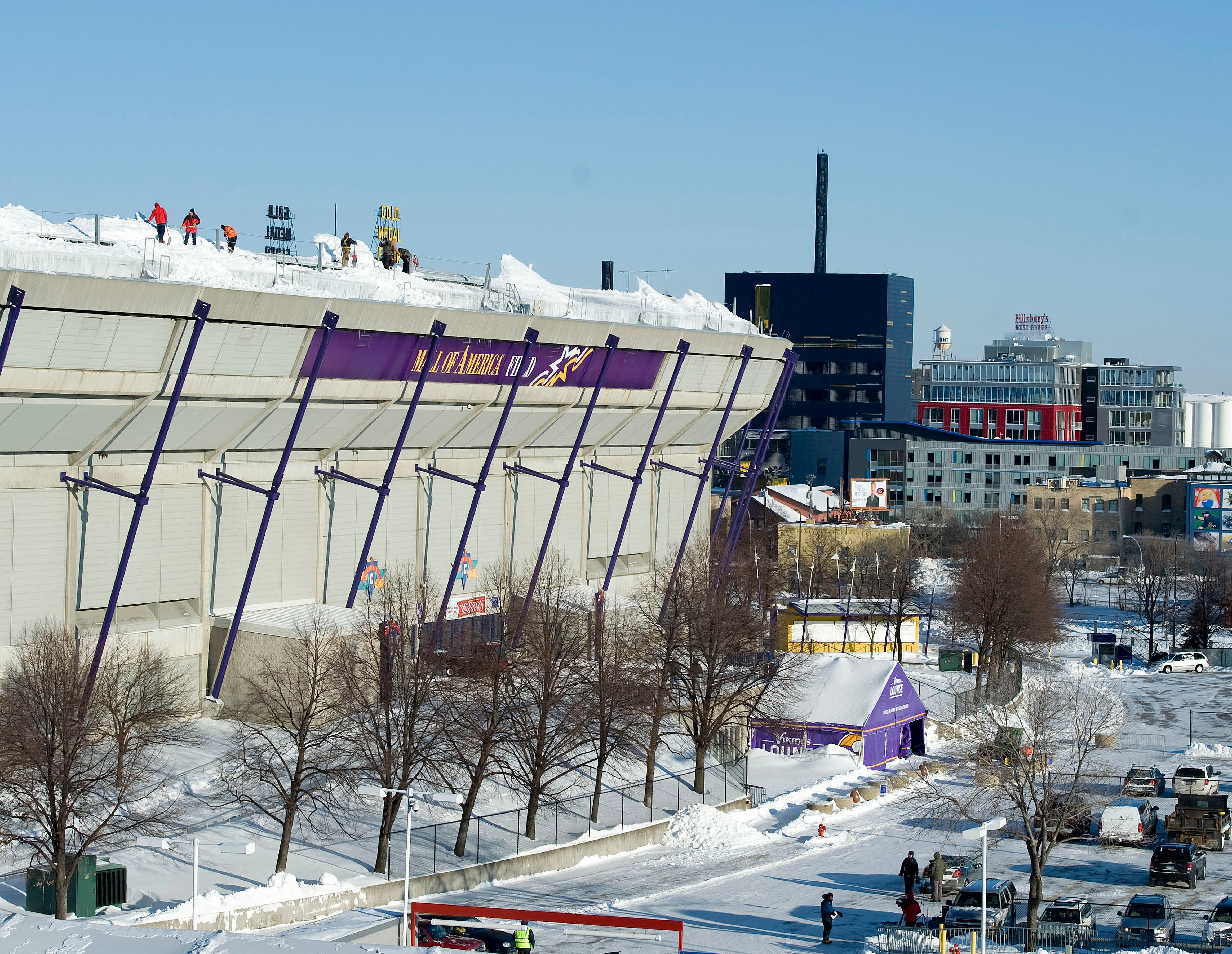 MINNEAPOLIS, MN - DECEMBER 12:  Workers shovel snow off of the Hubert H. Humphrey Metrodome, Mall of America Stadium where the inflatable roof collapsed under the weight of snow during a storm Sunday morning December 12, 2010 in Minneapolis, Minnesota. A 