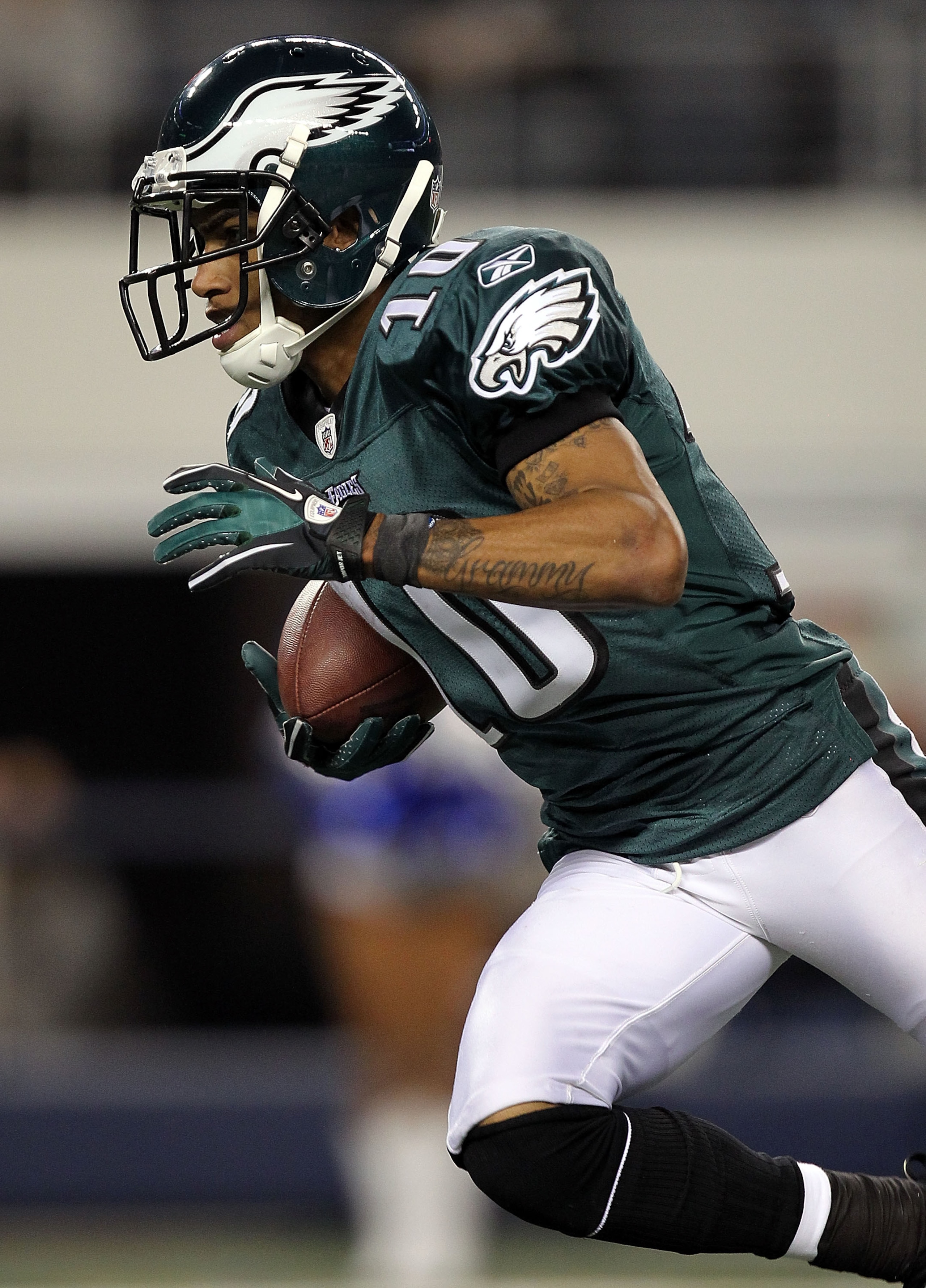 ARLINGTON, TX - DECEMBER 12:  Wide receiver DeSean Jackson #10 of the Philadelphia Eagles runs against the Dallas Cowboys at Cowboys Stadium on December 12, 2010 in Arlington, Texas.  (Photo by Ronald Martinez/Getty Images)
