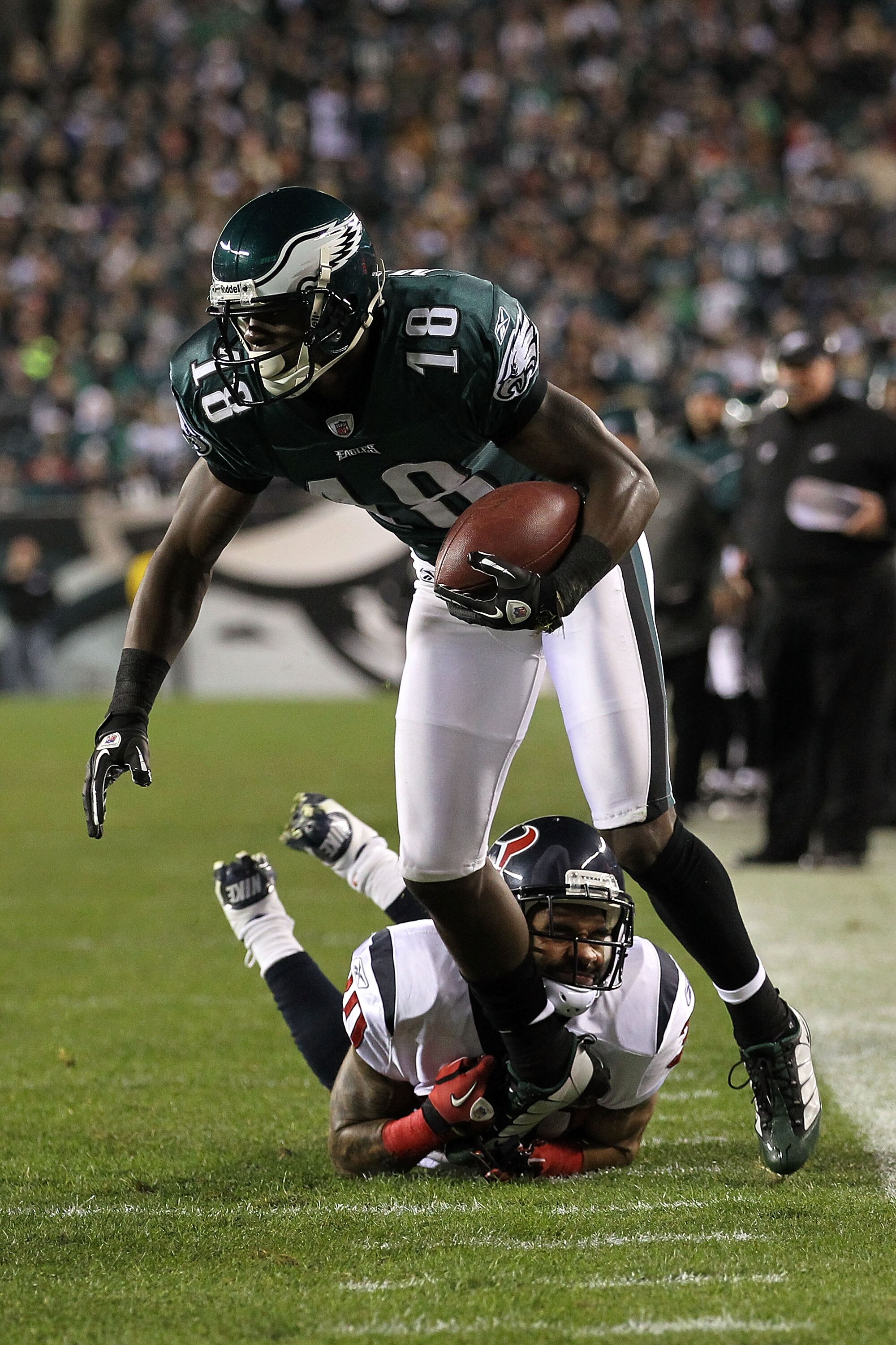 PHILADELPHIA, PA - DECEMBER 02:  Jeremy Maclin #18 of the Philadelphia Eagles looks to run for yards after the catch in the first quarter against Jason Allen #30 of the Houston Texans at Lincoln Financial Field on December 2, 2010 in Philadelphia, Pennsyl