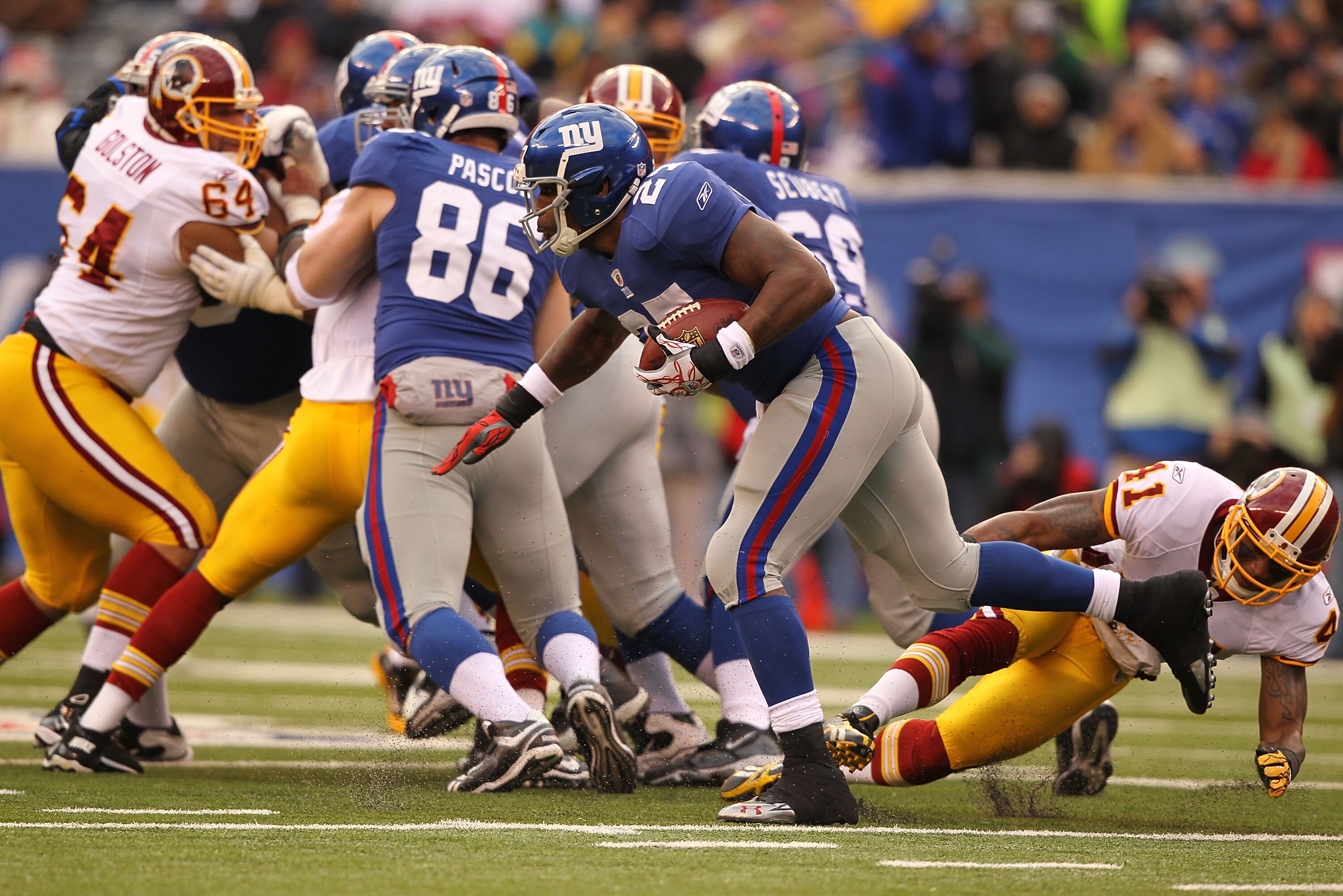 EAST RUTHERFORD, NJ - DECEMBER 05:  Brandon Jacobs #27 of the New York Giants runs with the ball  against the Washington Redskins during their game on December 5, 2010 at The New Meadowlands Stadium in East Rutherford, New Jersey.  (Photo by Al Bello/Gett