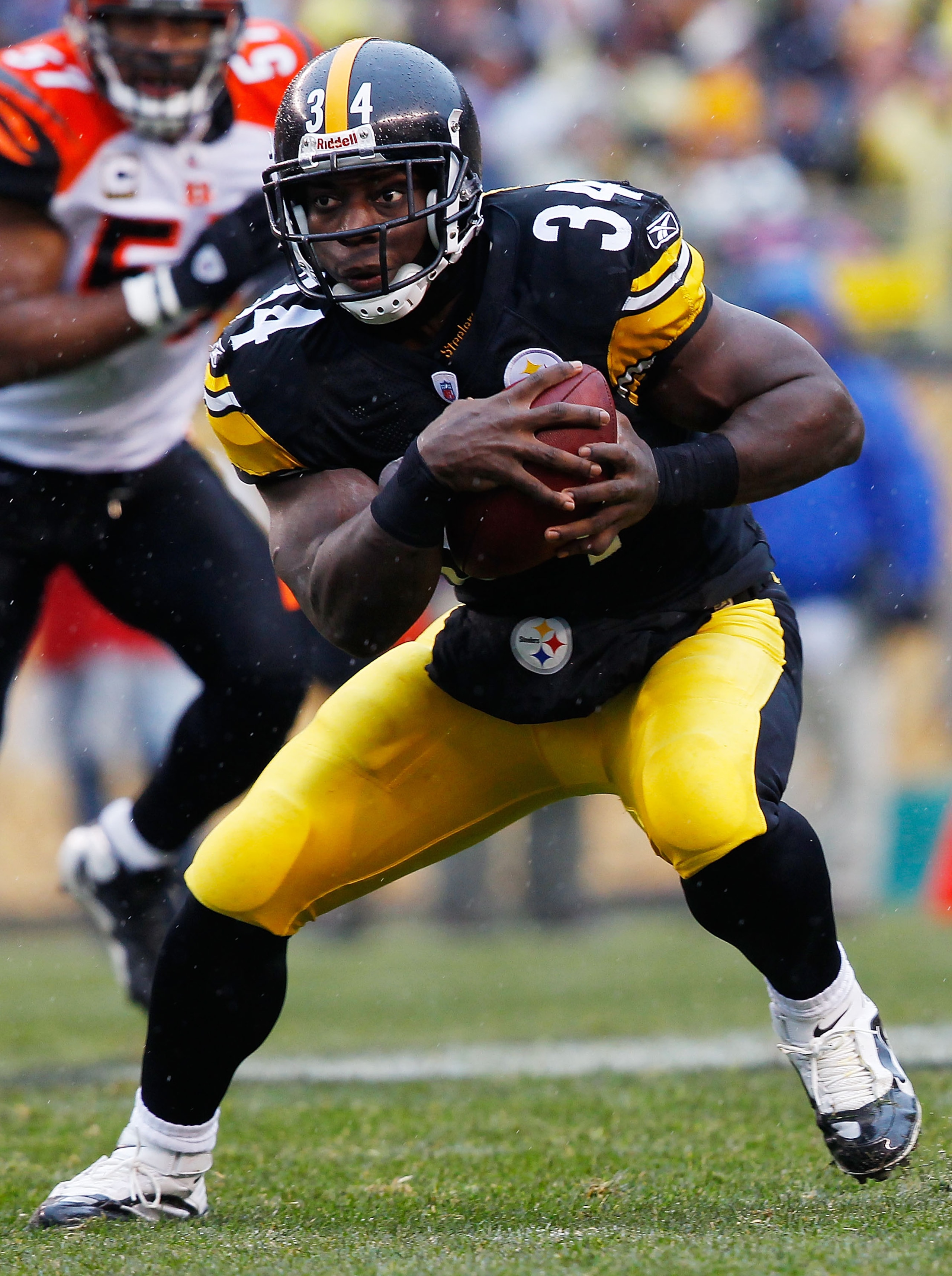PITTSBURGH - DECEMBER 12:  Rashard Mendenhall #34 of the Pittsburgh Steelers runs with the ball against the Cincinnati Bengals during the game on December 12, 2010 at Heinz Field in Pittsburgh, Pennsylvania.  (Photo by Jared Wickerham/Getty Images)
