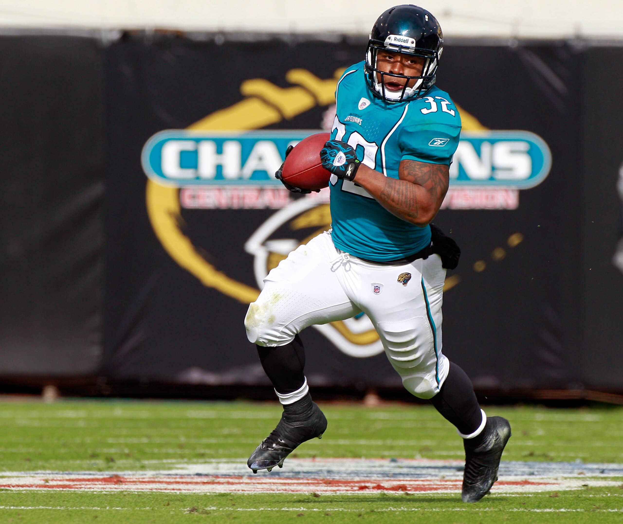 JACKSONVILLE, FL - DECEMBER 12: Maurice Jones-Drew #32 of the Jacksonville Jaguars runs for yardage during the game against the Oakland Raiders during the game at EverBank Field on December 12, 2010 in Jacksonville, Florida. (Photo by Sam Greenwood/Gett JACKSONVILLE, FL - DECEMBER 12: Maurice Jones-Drew #32 of the Jacksonville Jaguars runs for yardage during the game against the Oakland Raiders during the game at EverBank Field on December 12, 2010 in Jacksonville, Florida. (Photo by Sam Greenwood/Gett
