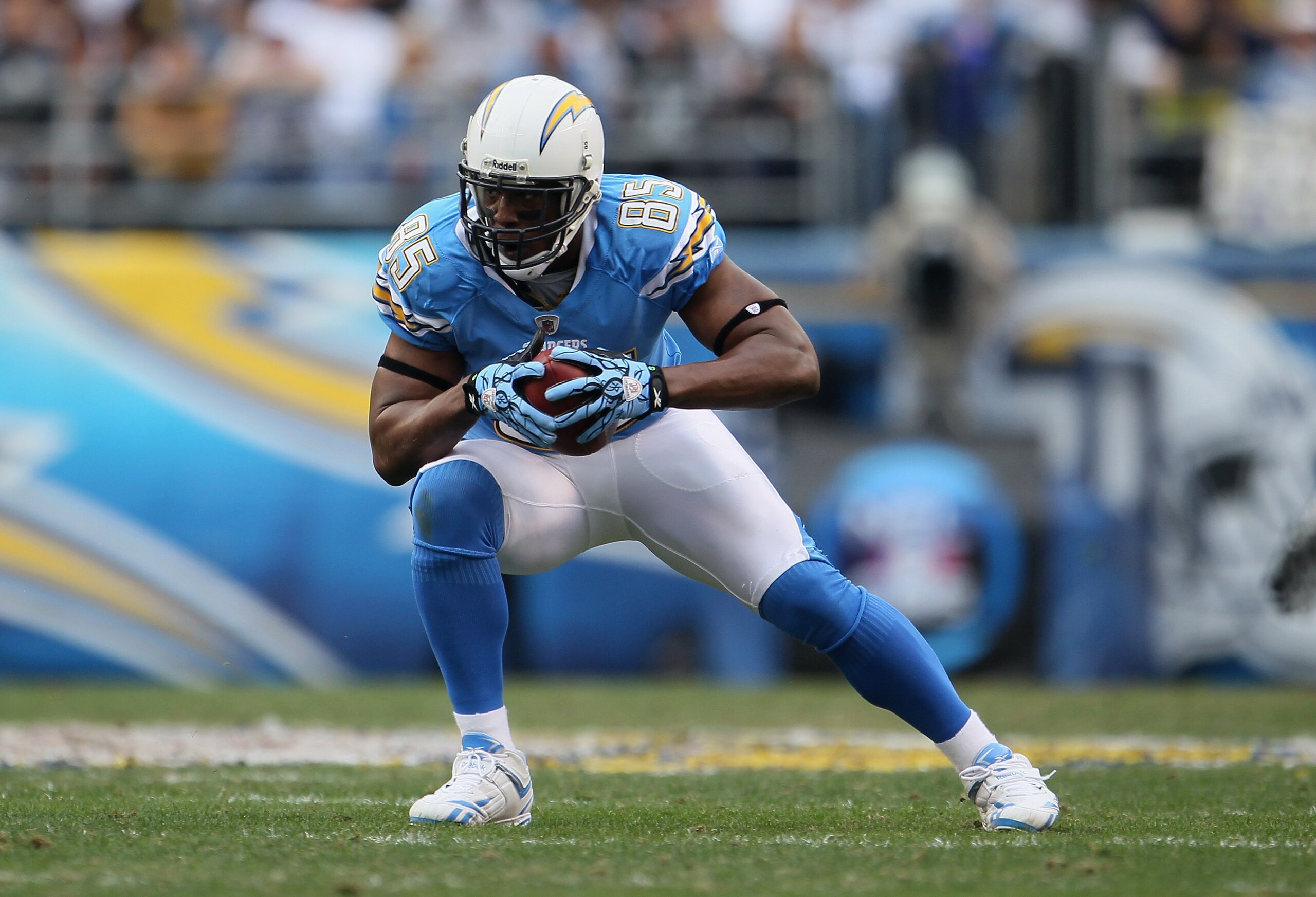 SAN DIEGO - DECEMBER 05: Tight end Antonio Gates #85 of the San Diego Chargers carries the ball against the Oakland Raiders at Qualcomm Stadium on December 5, 2010 in San Diego, California. The Raiders defeated the Chargers 28-13. (Photo by Jeff Gross/G SAN DIEGO - DECEMBER 05: Tight end Antonio Gates #85 of the San Diego Chargers carries the ball against the Oakland Raiders at Qualcomm Stadium on December 5, 2010 in San Diego, California. The Raiders defeated the Chargers 28-13. (Photo by Jeff Gross/G