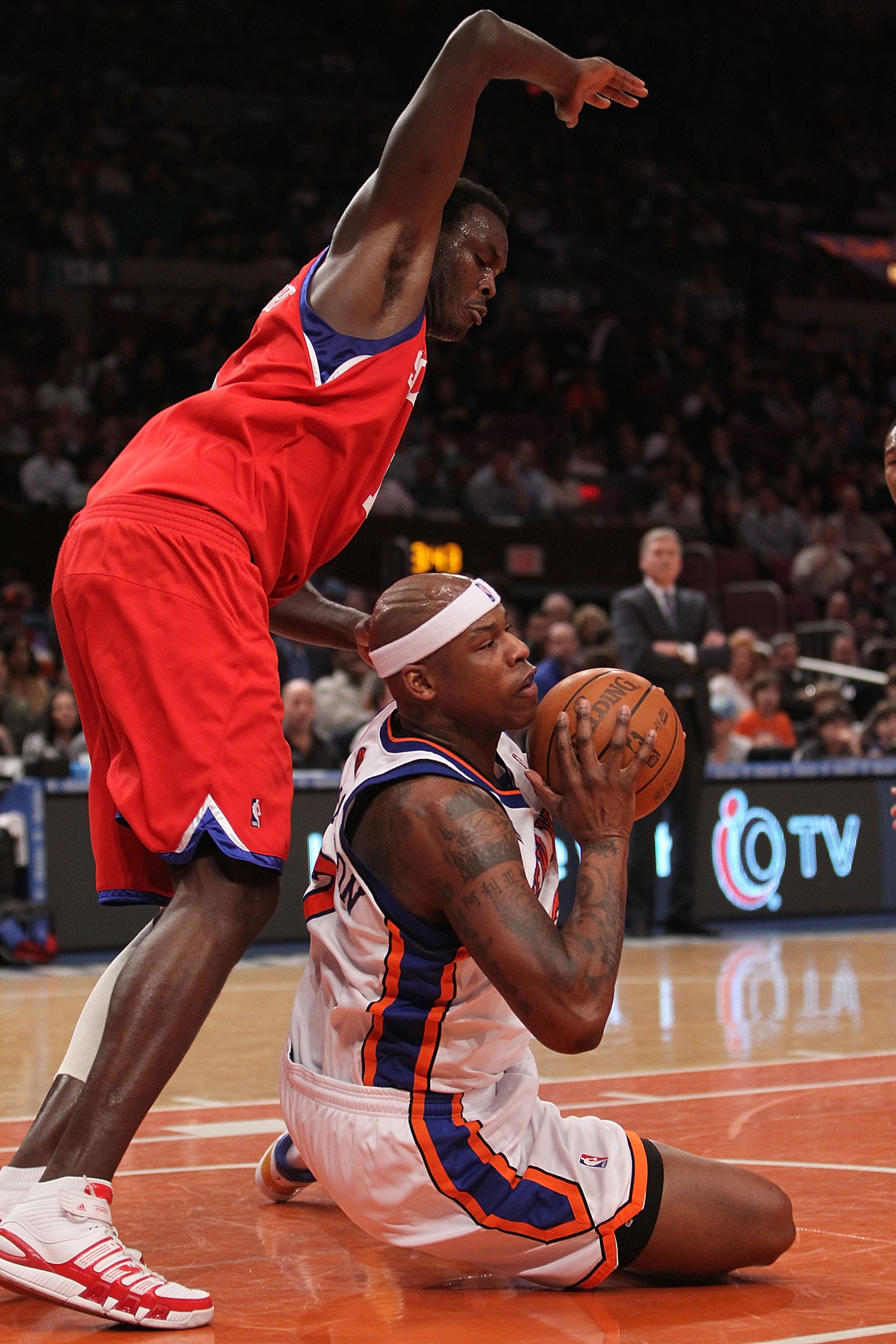 NEW YORK - MARCH 19:  Al Harrington #7 of the New York Knicks passes off the ground under Samuel Dalembert #1 of the Philadelphia 76ers at Madison Square Garden on March 19, 2010 in New York City. NOTE TO USER: User expressly acknowledges and agrees that,