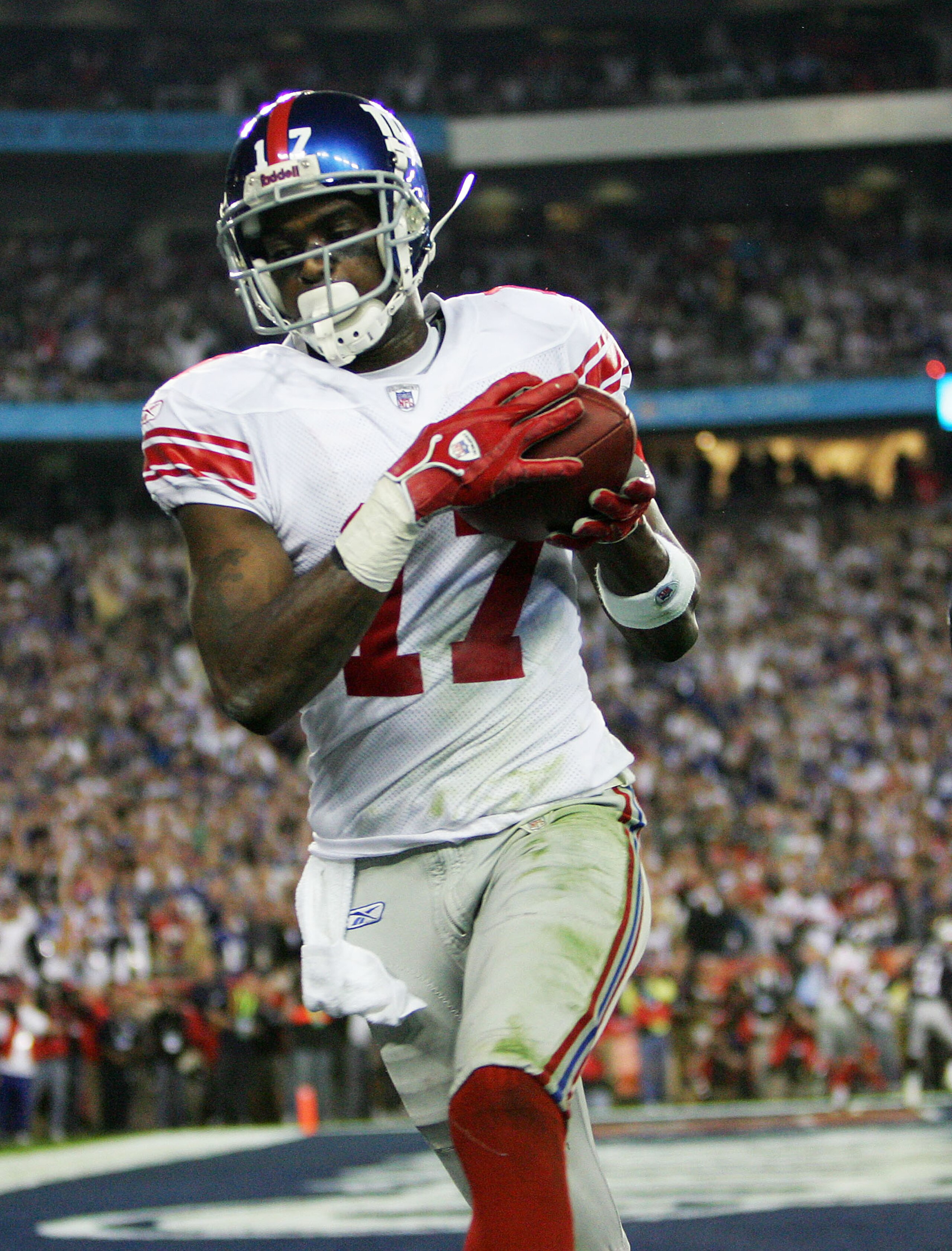 GLENDALE, AZ - FEBRUARY 03: Wide receiver Plaxico Burress #17 of the New York Giants catches a 13-yard touchdown pass in the fourth quarter against the New England Patriots during Super Bowl XLII on February 3, 2008 at the University of Phoenix Stadium i GLENDALE, AZ - FEBRUARY 03: Wide receiver Plaxico Burress #17 of the New York Giants catches a 13-yard touchdown pass in the fourth quarter against the New England Patriots during Super Bowl XLII on February 3, 2008 at the University of Phoenix Stadium i