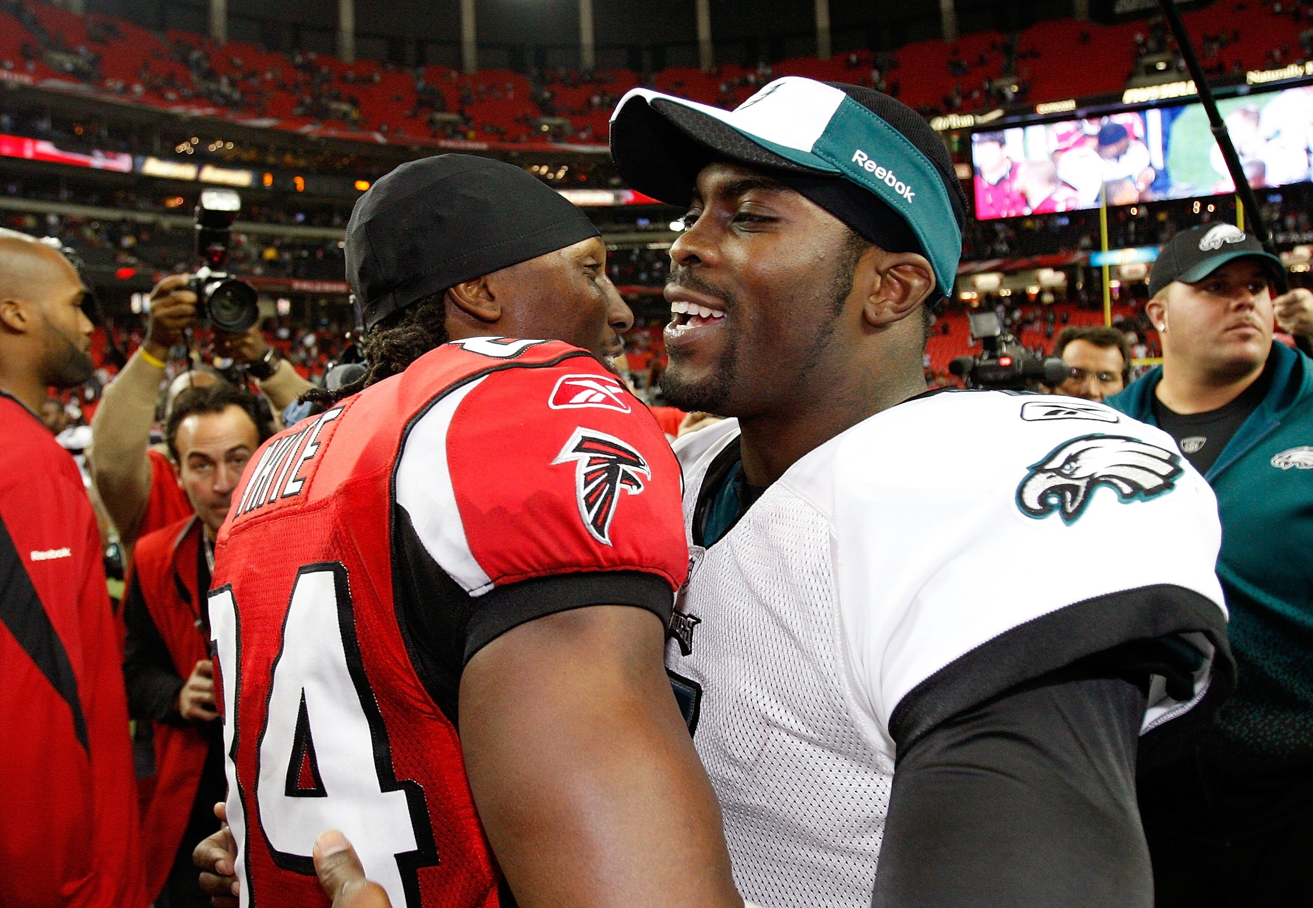 ATLANTA - DECEMBER 06:  Michael Vick #7 of the Philadelphia Eagles against Roddy White #84 of the Atlanta Falcons at Georgia Dome on December 6, 2009 in Atlanta, Georgia.  (Photo by Kevin C. Cox/Getty Images)