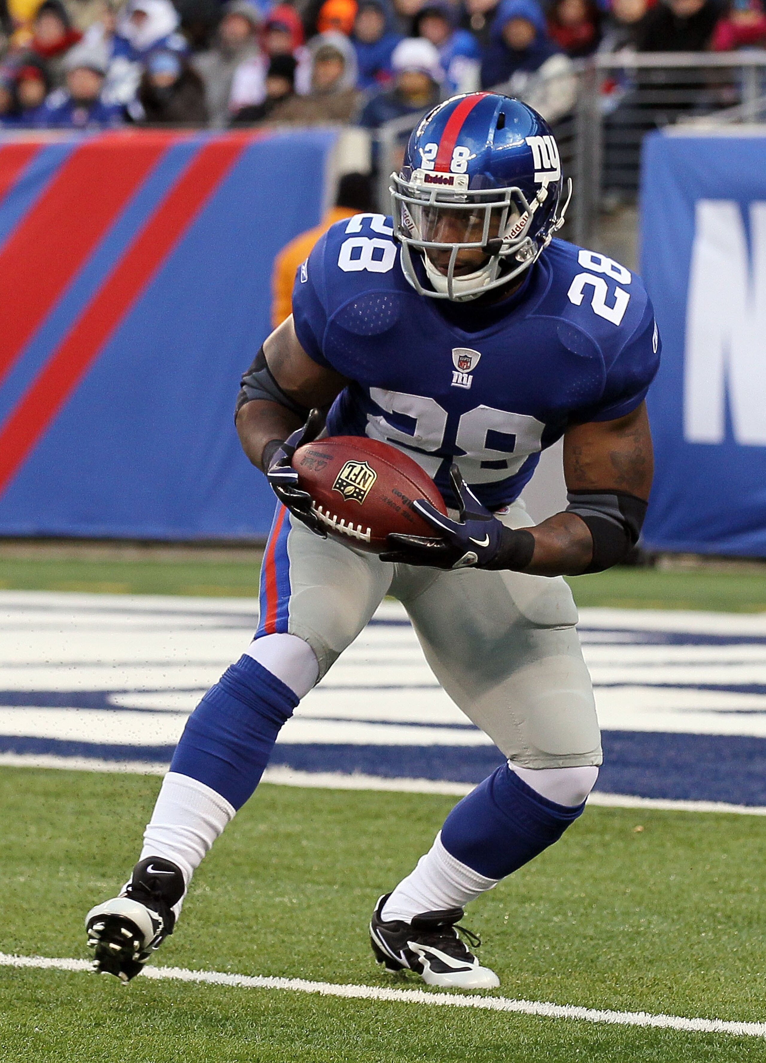 EAST RUTHERFORD, NJ - DECEMBER 05:  D.J. Ware #28 of the New York Giants runs the ball against the Washington Redskins on December 5, 2010 at the New Meadowlands Stadium in East Rutherford, New Jersey. The Giants defeated the Redskins 31-7.  (Photo by Jim