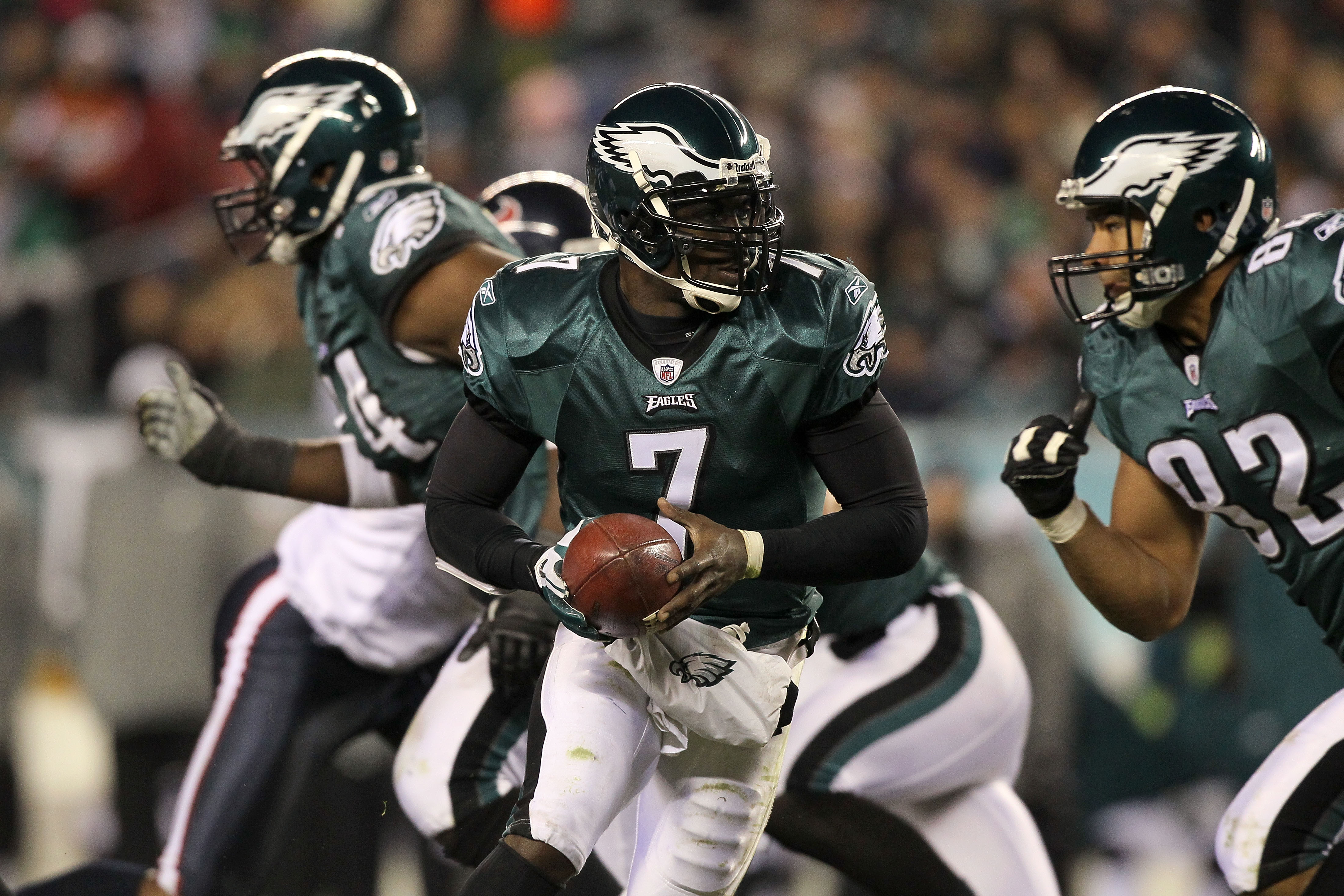 PHILADELPHIA, PA - DECEMBER 02:  Michael Vick #7 of the Philadelphia Eagles turns to hand the ball off against the Houston Texans at Lincoln Financial Field on December 2, 2010 in Philadelphia, Pennsylvania.  (Photo by Jim McIsaac/Getty Images)