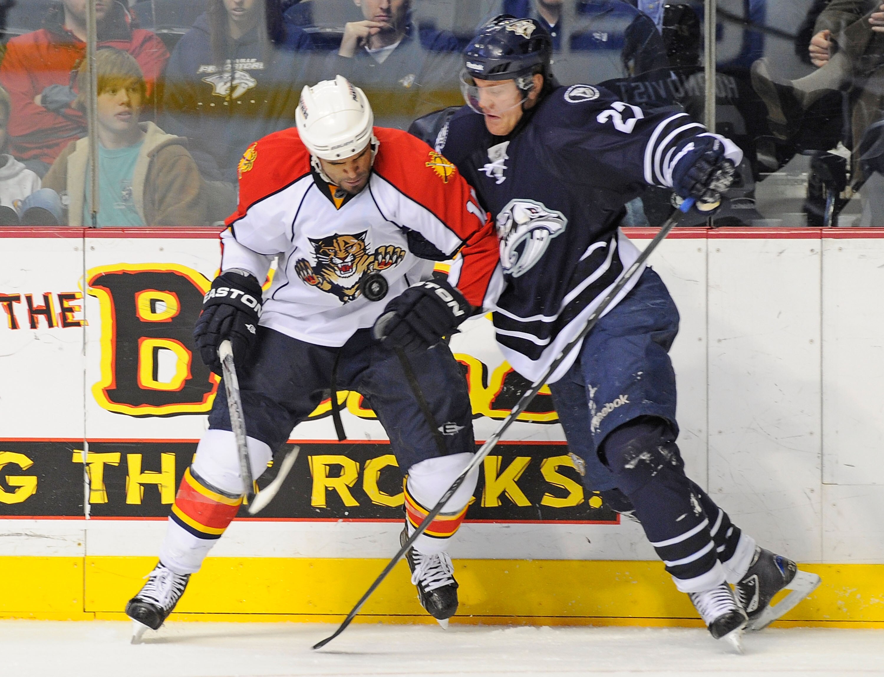NASHVILLE, TN - DECEMBER 11:  Patric Hornqvist #27 of the Nashville Predators and Kenndal McArdle #15 of the Florida Panthers fight for the puck on December 11, 2010 at the Bridgestone Arena in Nashville, Tennessee.  (Photo by Frederick Breedon/Getty Imag