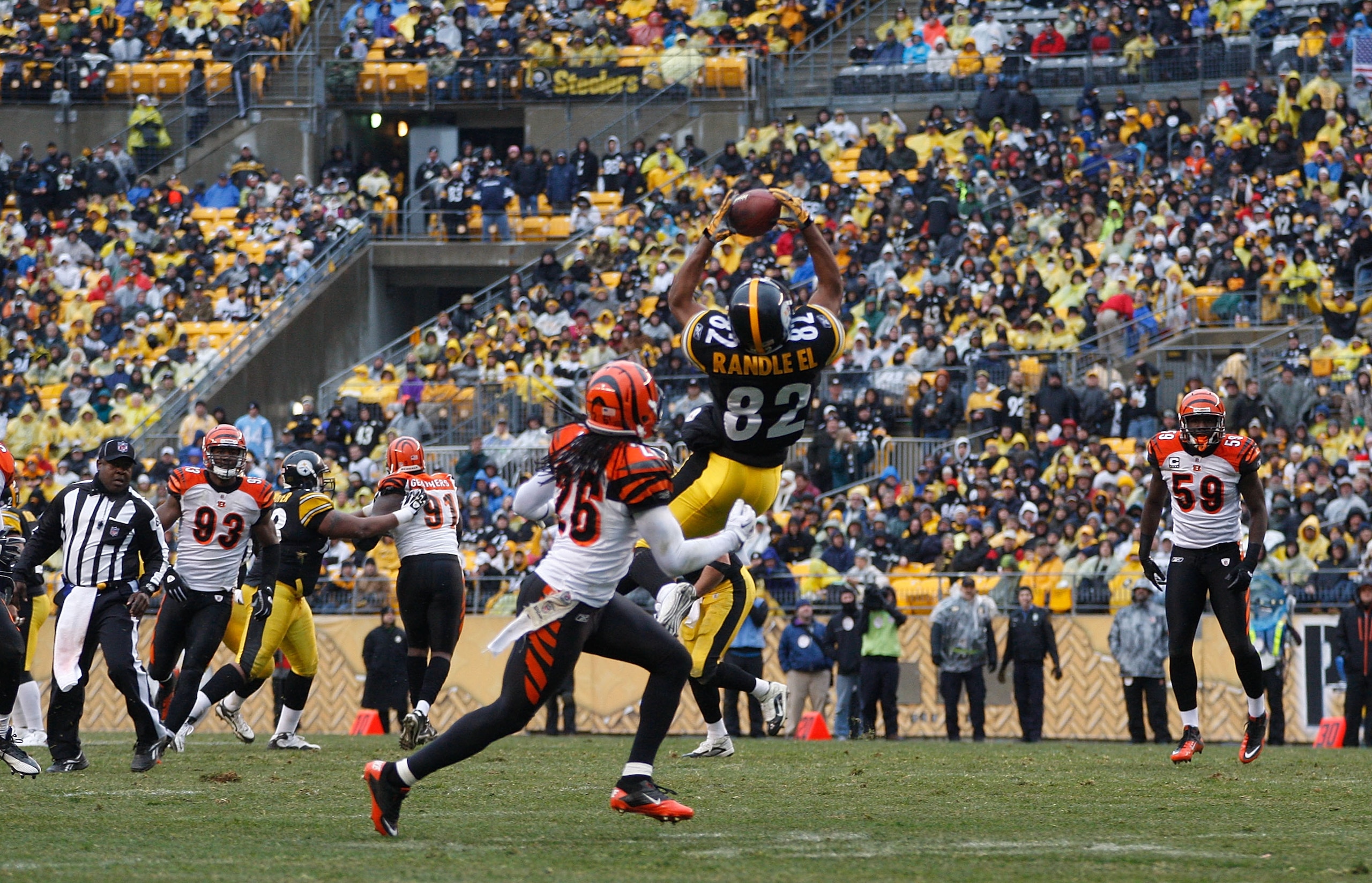 PITTSBURGH - DECEMBER 12:  Antwaan Randle El #82 of the Pittsburgh Steelers catches a pass in front of Johnathan Wade #26 of the Cincinnati Bengals during the game on December 12, 2010 at Heinz Field in Pittsburgh, Pennsylvania.  (Photo by Jared Wickerham