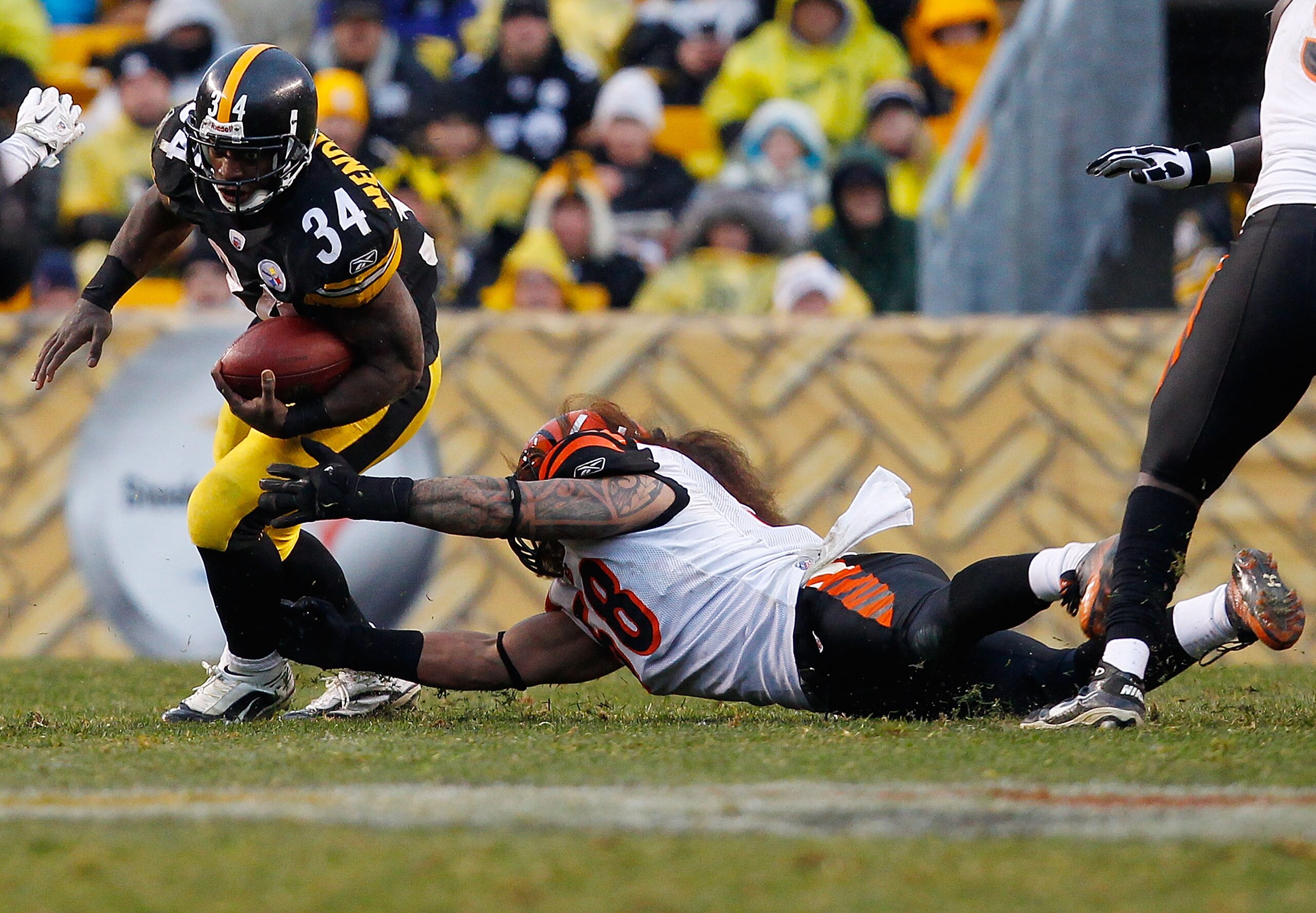 PITTSBURGH - DECEMBER 12:  Rashard Mendenhall #34 of the Pittsburgh Steelers runs with the ball against the Cincinnati Bengals during the game on December 12, 2010 at Heinz Field in Pittsburgh, Pennsylvania.  (Photo by Jared Wickerham/Getty Images)