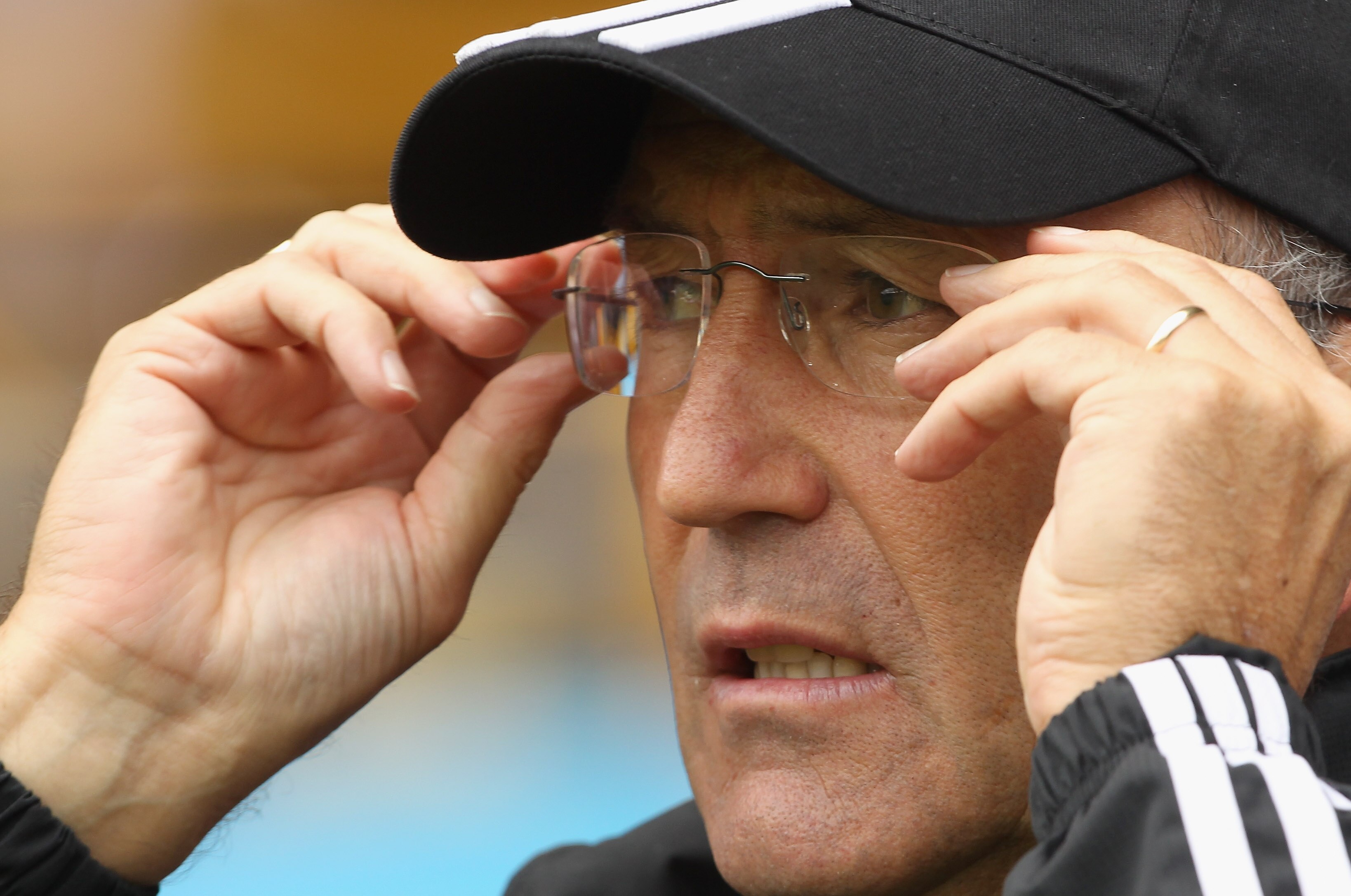 WOLVERHAMPTON, ENGLAND - AUGUST 14:  Stoke City manager Tony Pulis looks on during the Barclays Premier League match between Wolverhampton Wanderers and Stoke City at Molineux on August 14, 2010 in Wolverhampton, England.  (Photo by Ian Walton/Getty Image