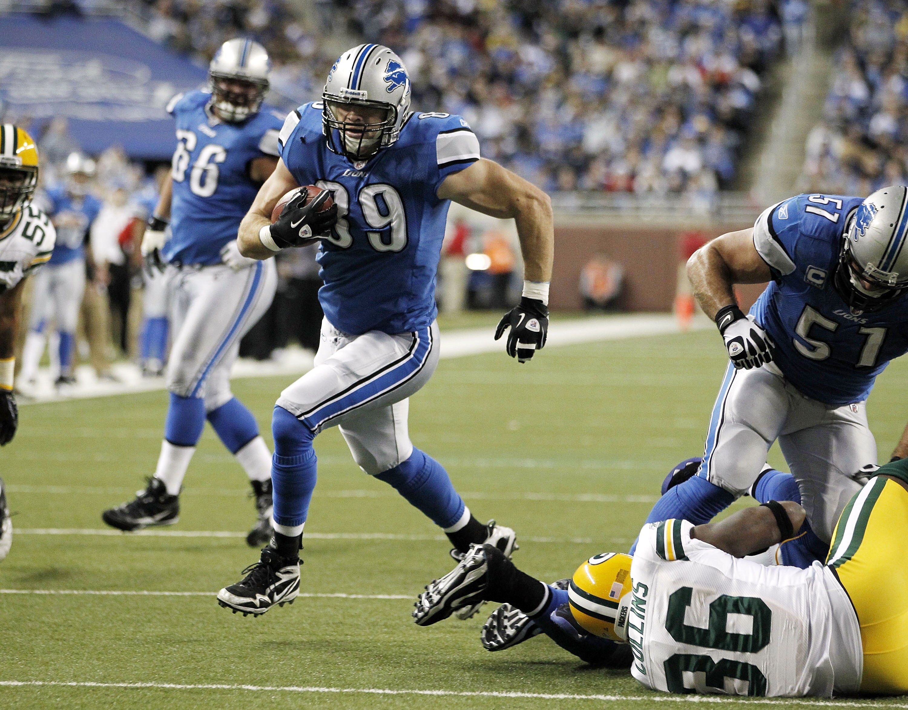 DETROIT, MI - DECEMBER 12:  Will Heller #89 of the Detroit Lions gets gets around Nick Collins #36 of the Green Bay Packers for a fourth quarter touchdown on December 12, 2010 at Ford Field in Detroit, Michigan. Detroit won the game 7-3 (Photo by Gregory