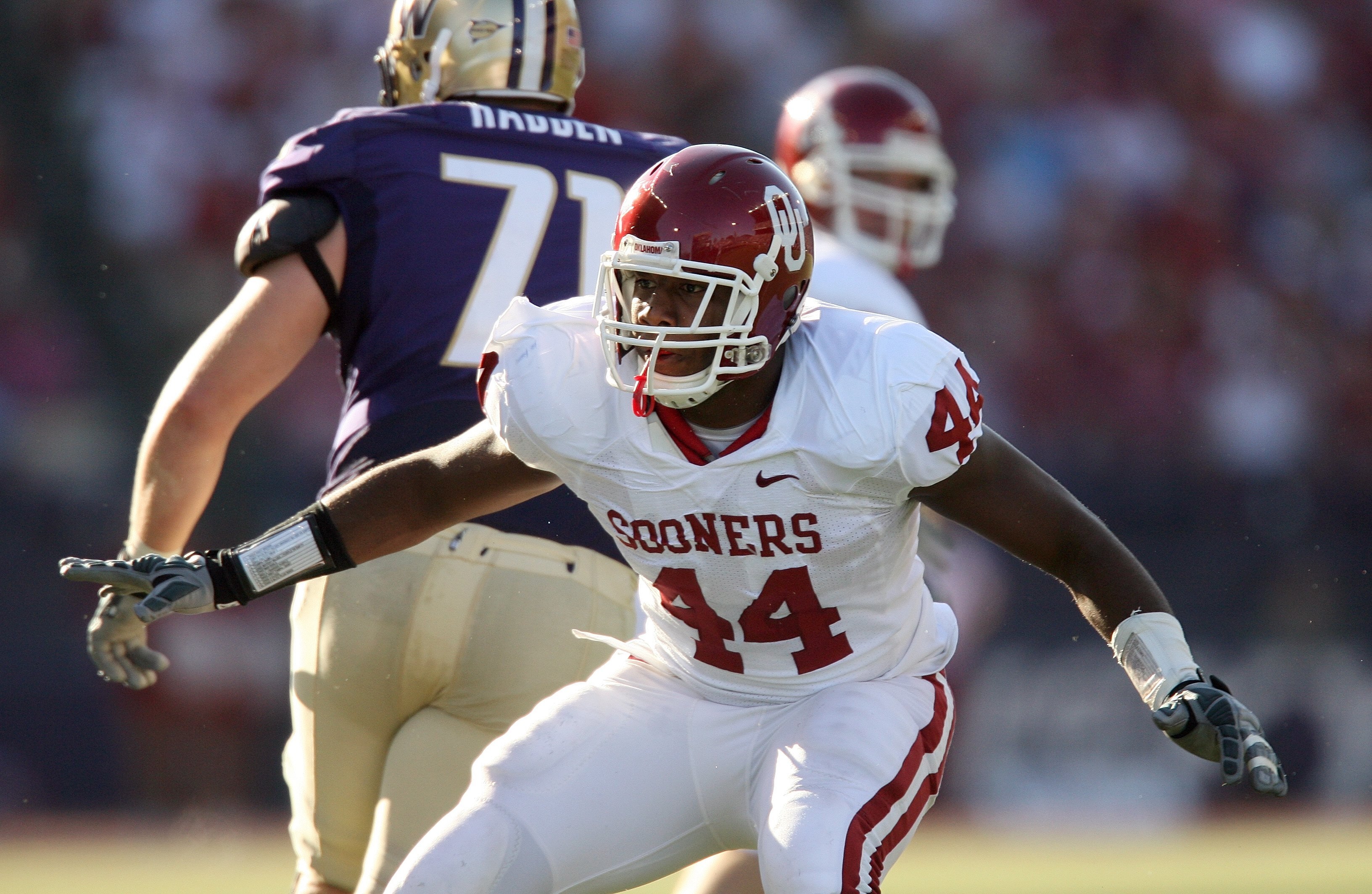 SEATTLE - SEPTEMBER 13:  Defensive end Jeremy Beal #44 of the Oklahoma Sooners pressures the play during the game against the Washington Huskies on September 13, 2008 at Husky Stadium in Seattle, Washington. The Sooners defeated the Huskies 55-14.(Photo b