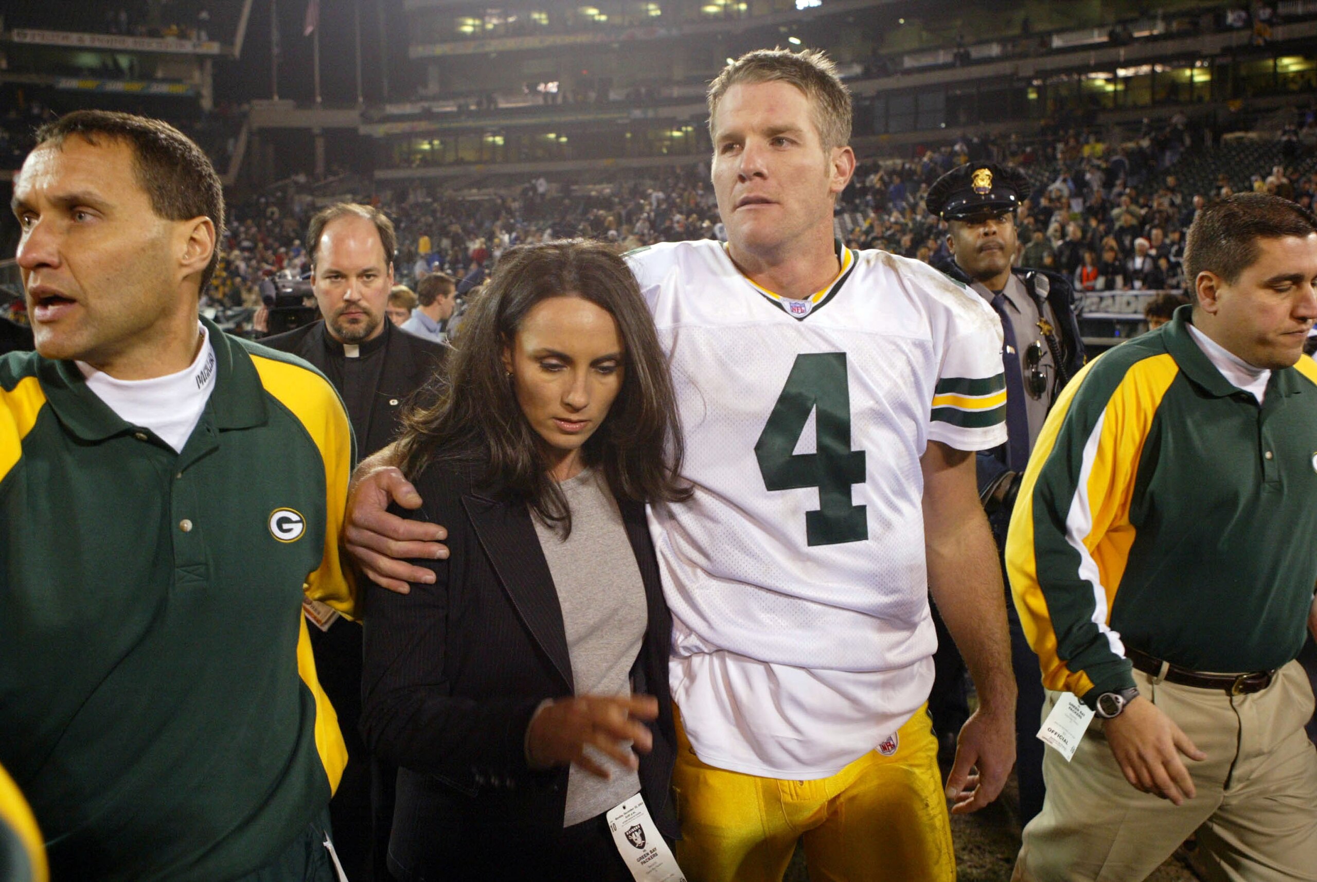 OAKLAND, CA - DECEMBER 22:  Brett Favre #4 of the Green Bay Packers leaves the field with his wife Deanne after defeating the Oakland Raiders after an NFL game on December 22, 2003  at the Network Associates Coliseum in Oakland, California.  (Photo by Jed