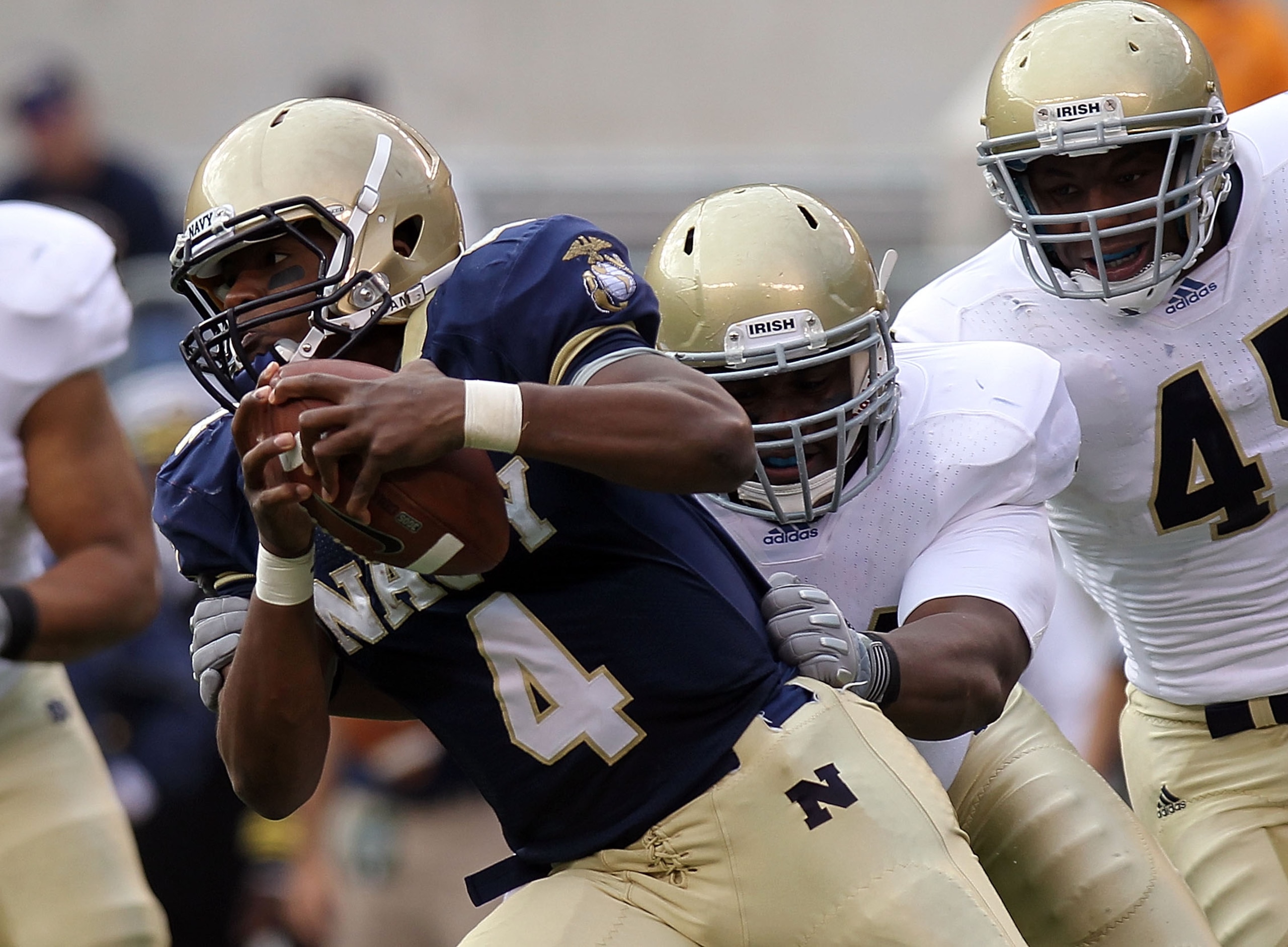 EAST RUTHERFORD, NJ - OCTOBER 23: Ricky Dobbs #4 of the Navy Midshipmen rushes with the ball against the Notre Dame Fighting Irish at New Meadowlands Stadium on October 23, 2010 in East Rutherford, New Jersey.  (Photo by Nick Laham/Getty Images)