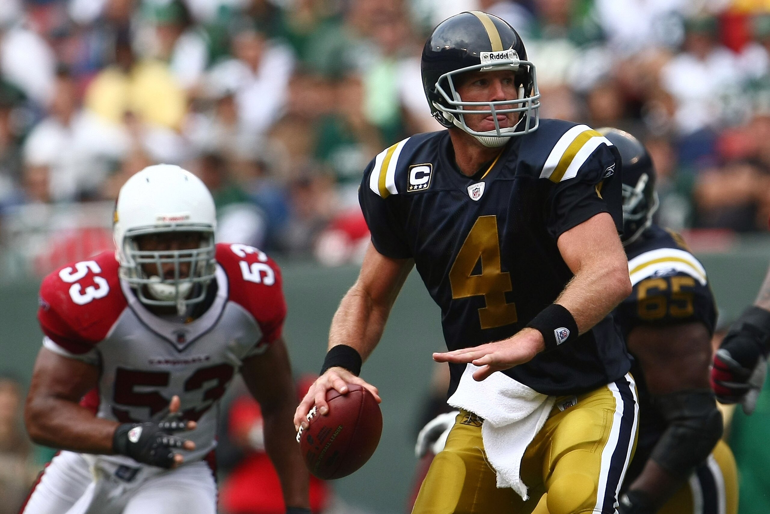 EAST RUTHERFORD, NJ - SEPTEMBER 28:  Brett Favre #4 of the New York Jets looks to pass against the Arizona Cardinals on September 28, 2008 at Giants Stadium in East Rutherford, New Jersey.  (Photo by Chris McGrath/Getty Images)