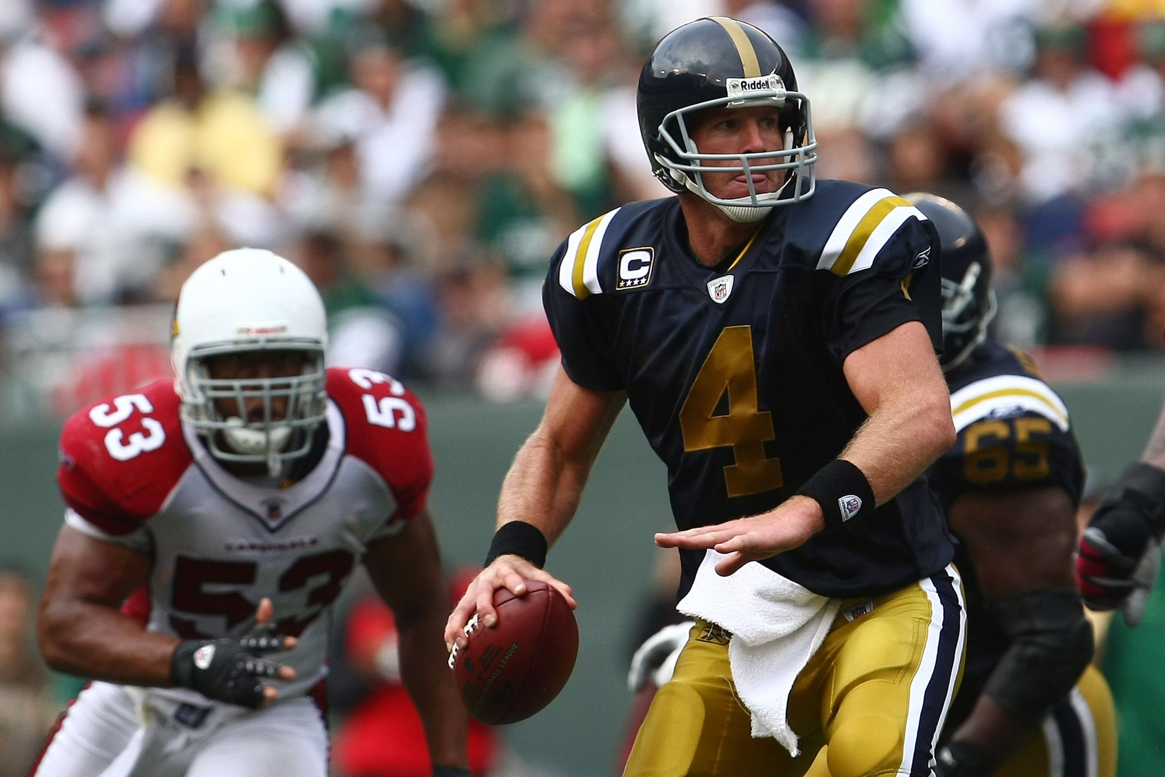 EAST RUTHERFORD, NJ - SEPTEMBER 28:  Brett Favre #4 of the New York Jets looks to pass against the Arizona Cardinals on September 28, 2008 at Giants Stadium in East Rutherford, New Jersey.  (Photo by Chris McGrath/Getty Images)