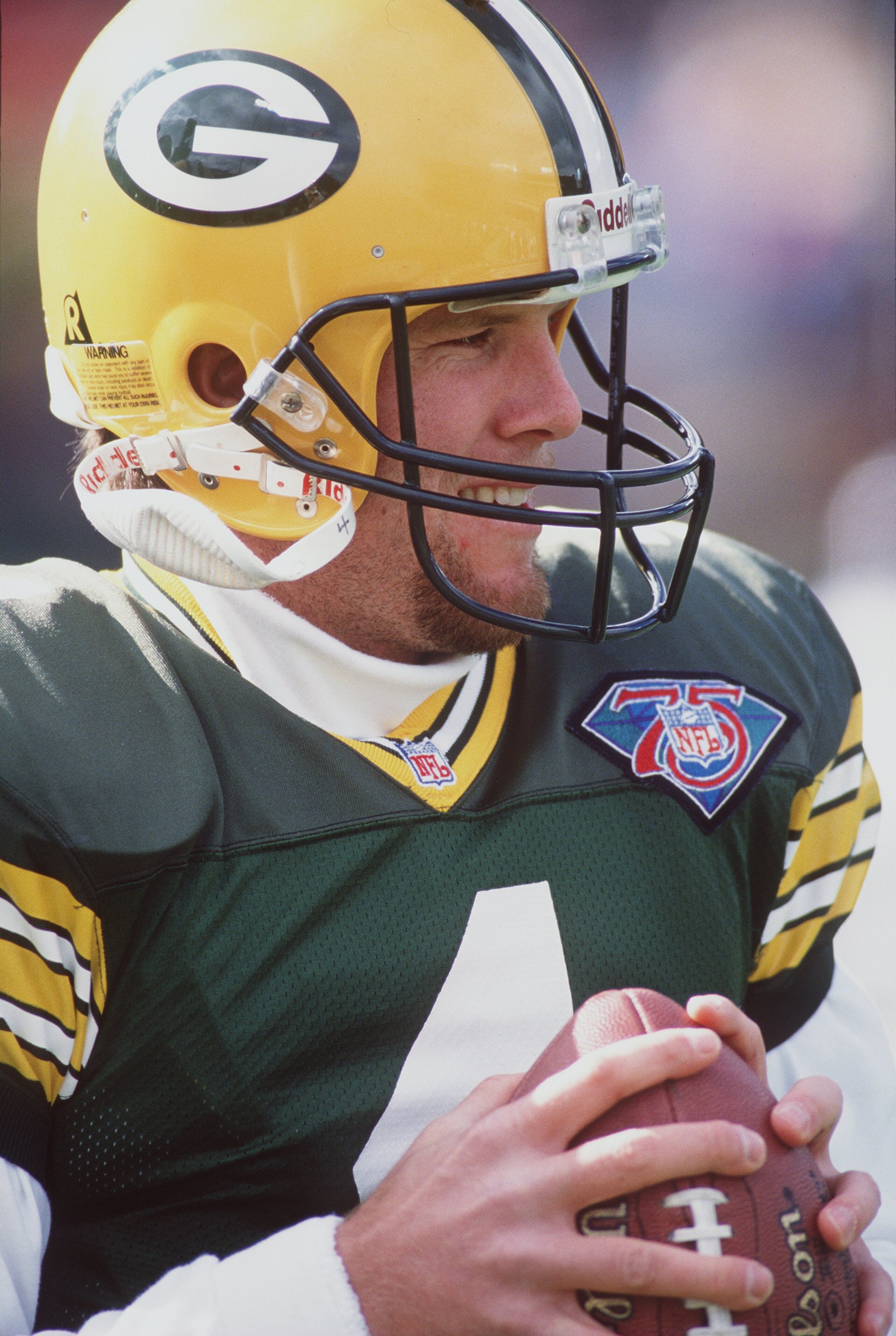 6 NOV 1994:  GREEN BAY GIANTS QUARTERBACK BRETT FAVRE WARMS UP PRIOR TO THE 38-30 WIN OVER THE DETROIT LIONS AT LAMBEAU FIELD IN GREEN BAY, WISCONSIN. Mandatory Credit: Jonathan Daniel/ALLSPORT