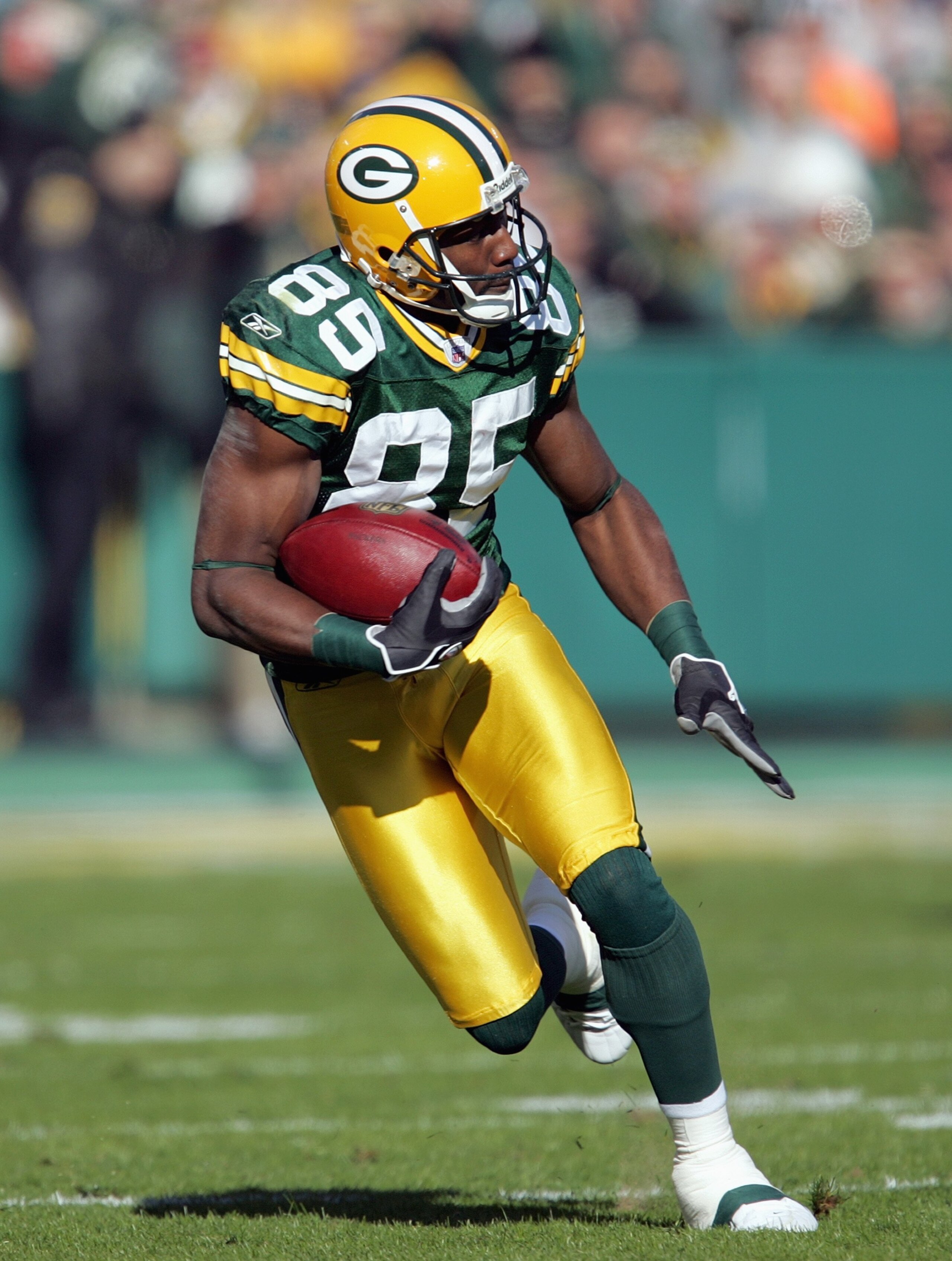 GREEN BAY, WI - NOVEMBER 19:  Greg Jennings #85 of the Green Bay Packers carries the ball during the game against the New England Patriots on November 19, 2006 at Lambeau Field in Green Bay, Wisconsin. The Patriots defeated the Packers 35-0. (Photo by Jon