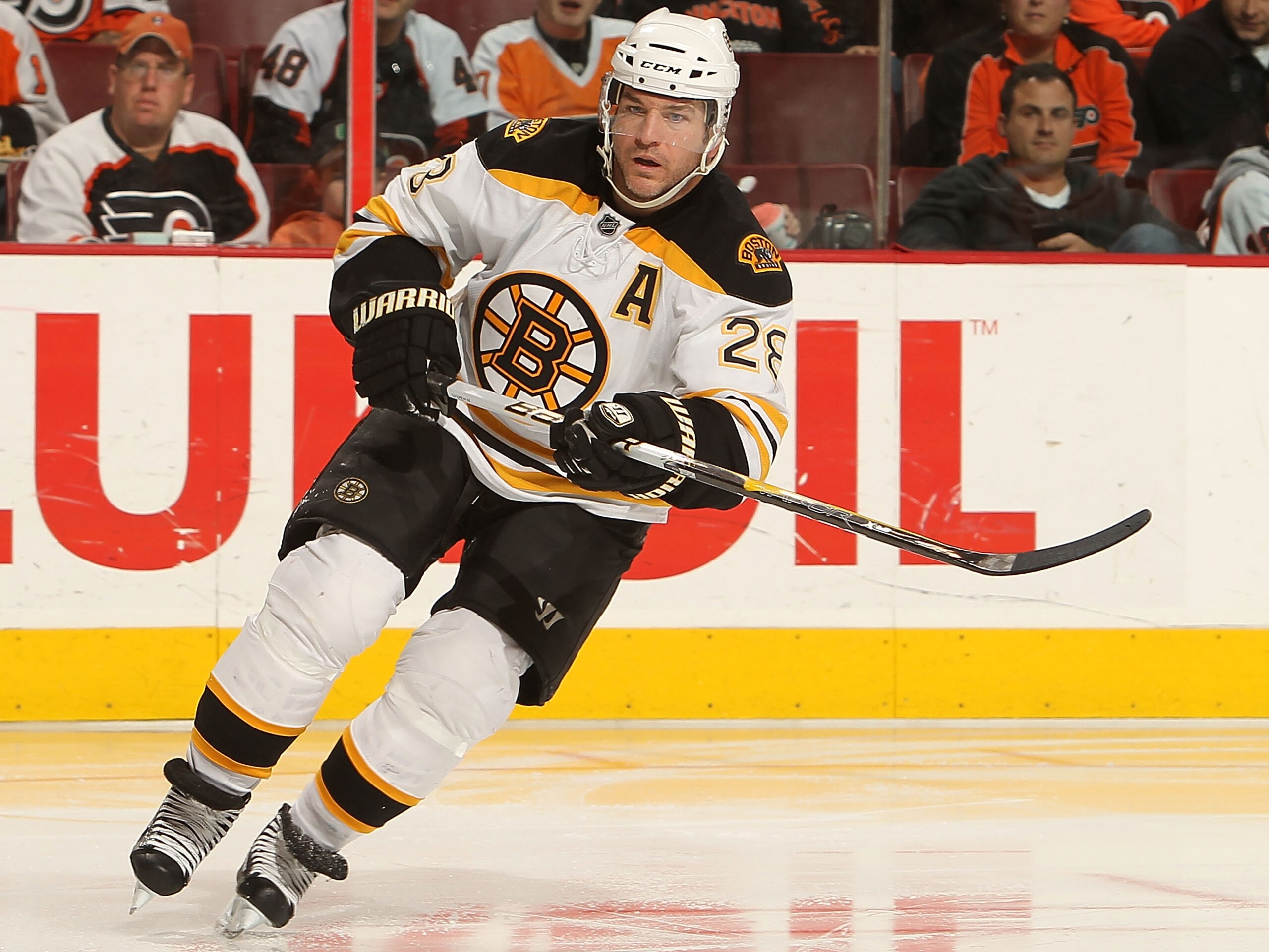 PHILADELPHIA, PA - DECEMBER 01:  Mark Recchi #28 of the Boston Bruins on the ice against the Philadelphia Flyers at the Wells Fargo Center on December 1, 2010 in Philadelphia, Pennsylvania.  (Photo by Nick Laham/Getty Images)