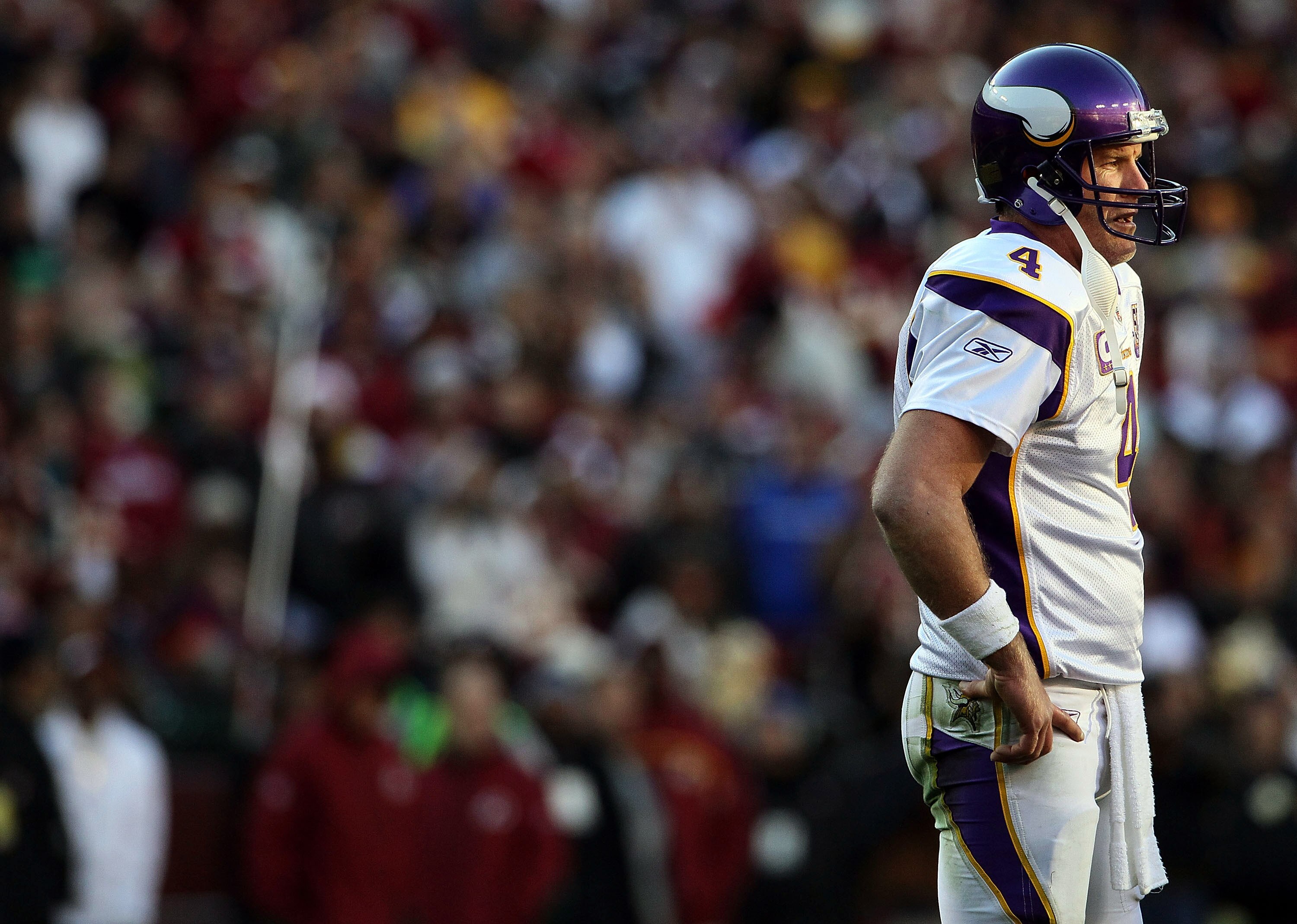 LANDOVER, MD - NOVEMBER 28:  Brett Favre #4 of the Minnesota Vikings against the Washington Redskins at FedExField November 28, 2010 in Landover, Maryland. The Vikings won the game 17-13.  (Photo by Win McNamee/Getty Images)