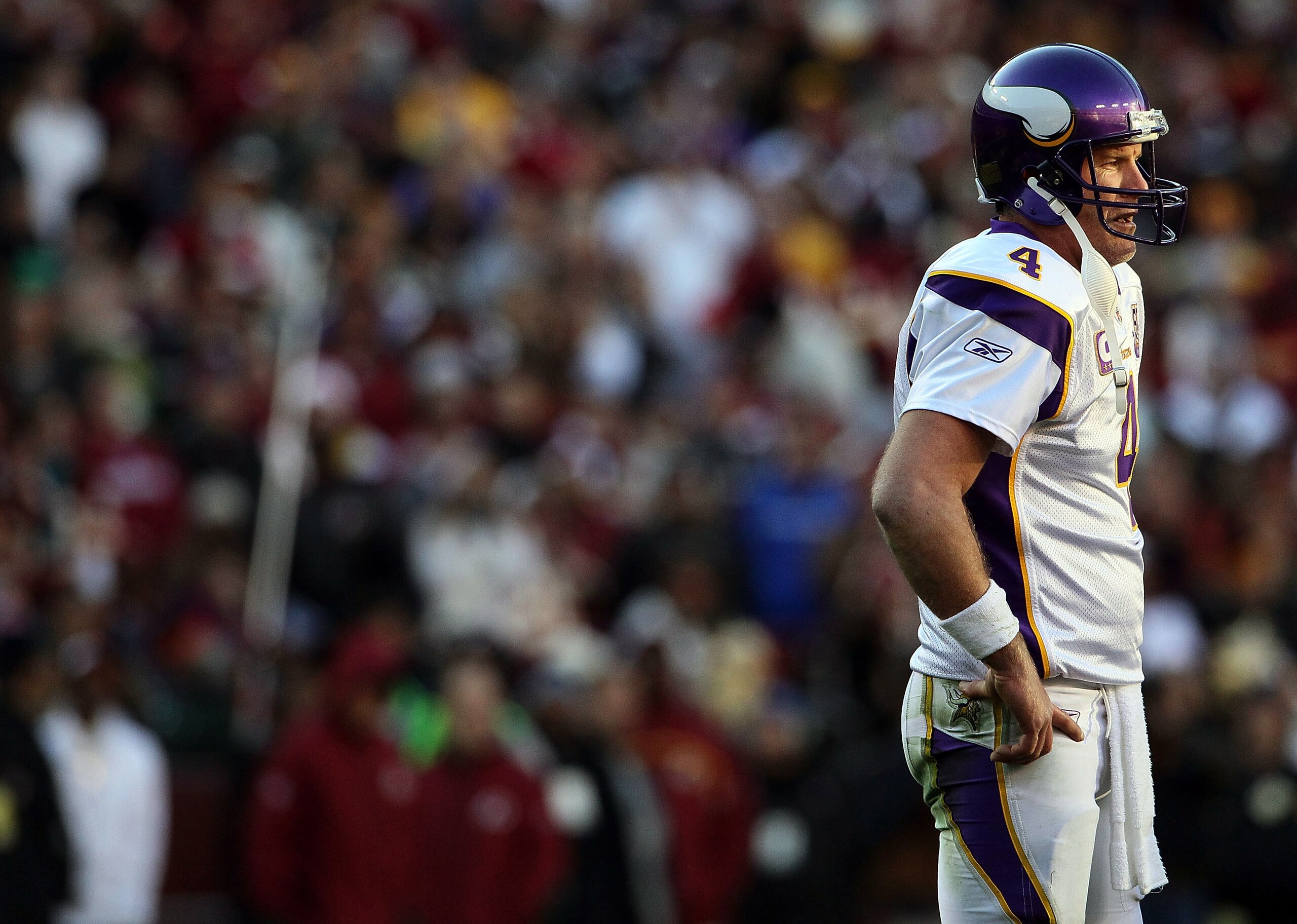 LANDOVER, MD - NOVEMBER 28:  Brett Favre #4 of the Minnesota Vikings against the Washington Redskins at FedExField November 28, 2010 in Landover, Maryland. The Vikings won the game 17-13.  (Photo by Win McNamee/Getty Images)
