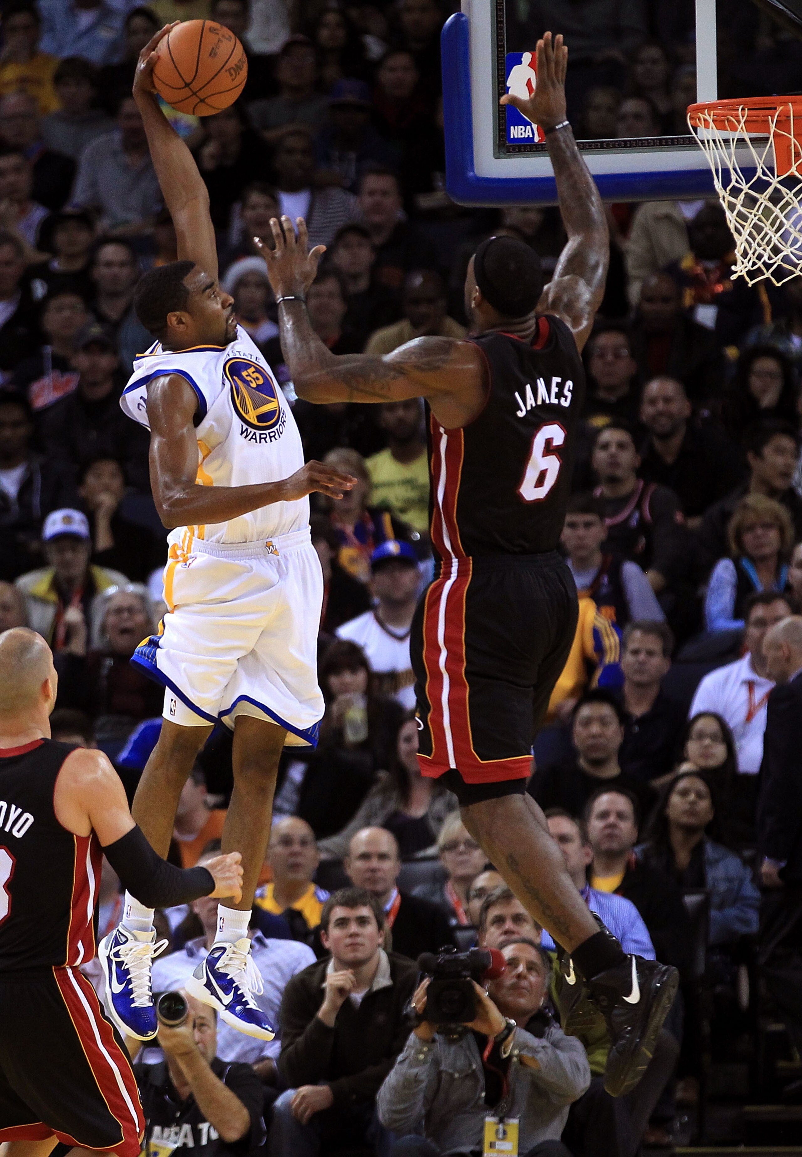OAKLAND, CA - DECEMBER 10:  Reggie Williams #55 of the Golden State Warriors goes up for a dunk against Lebron James #6 of the Miami Heat at Oracle Arena on December 10, 2010 in Oakland, California. NOTE TO USER: User expressly acknowledges and agrees tha