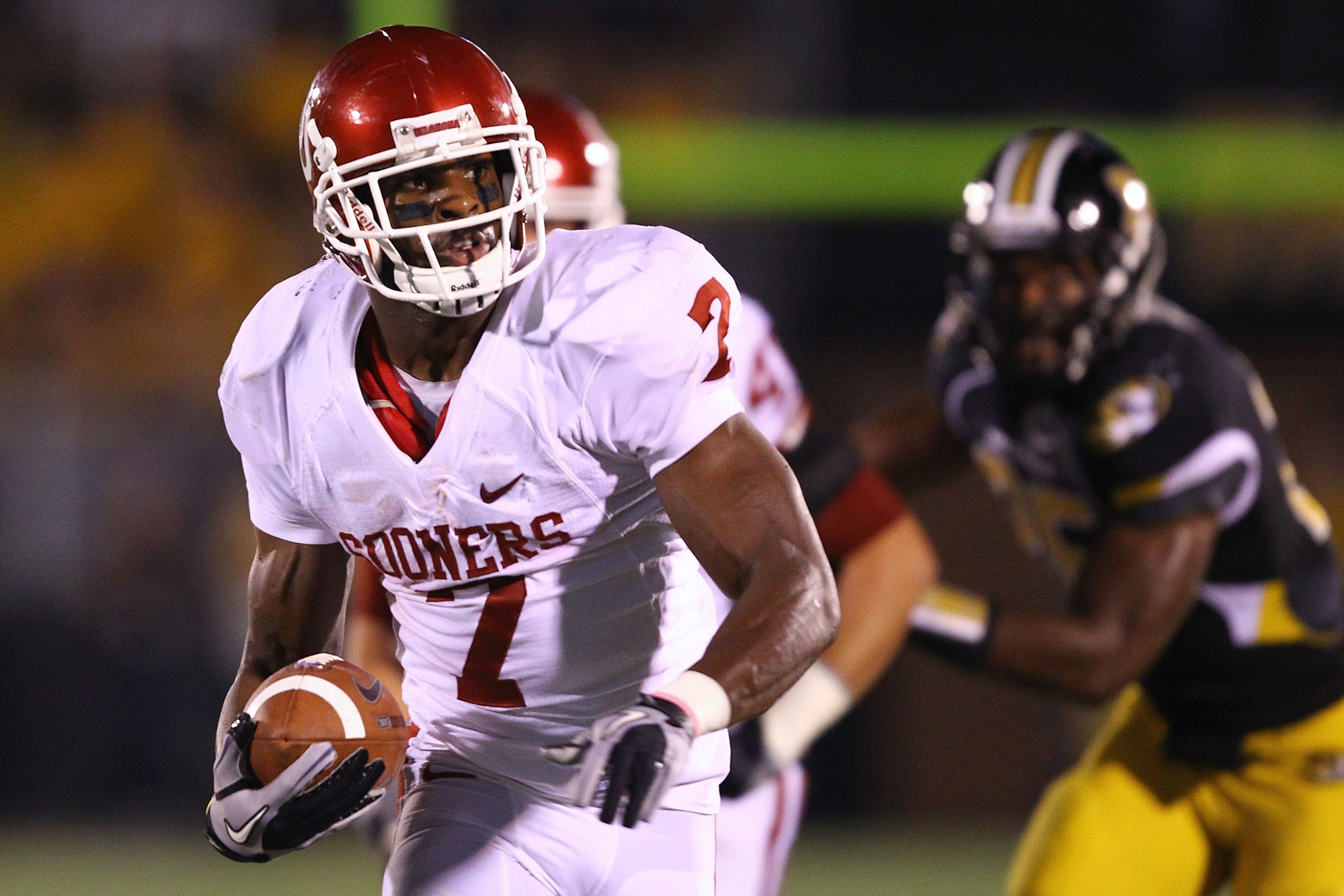 COLUMBIA, MISSOURI - OCTOBER 23: DeMarco Murray #7 of the Oklahoma Sooners carries the ball against the Missouri Tigers at Faurot Field/Memorial Stadium on October 23, 2010 in Columbia, Missouri.  (Photo by Dilip Vishwanat/Getty Images)