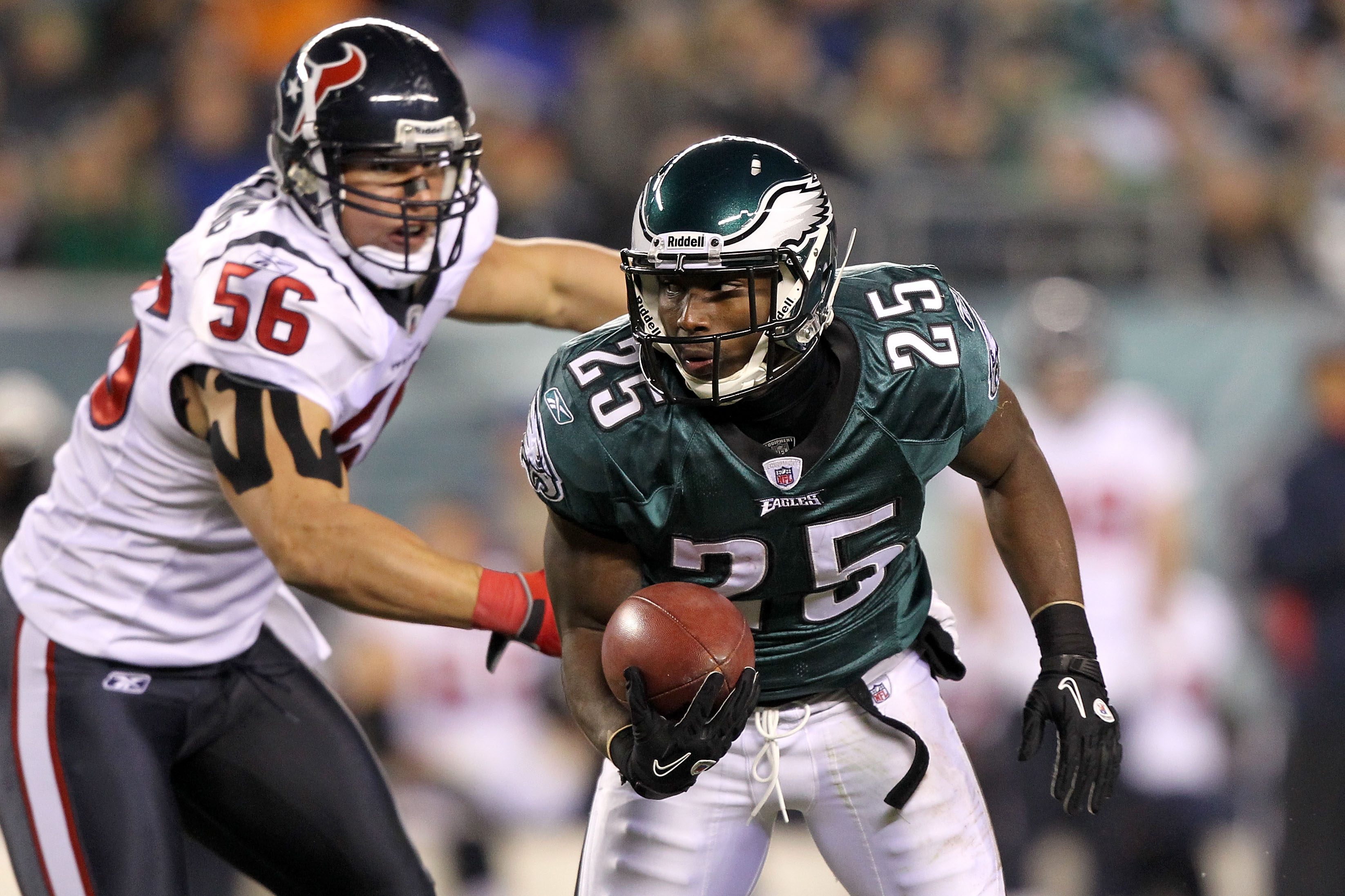 PHILADELPHIA, PA - DECEMBER 02:  LeSean McCoy #25 of the Philadelphia Eagles runs the ball against Brian Cushing #56 of the Houston Texans at Lincoln Financial Field on December 2, 2010 in Philadelphia, Pennsylvania. The Eagles won 34-24.  (Photo by Al Be
