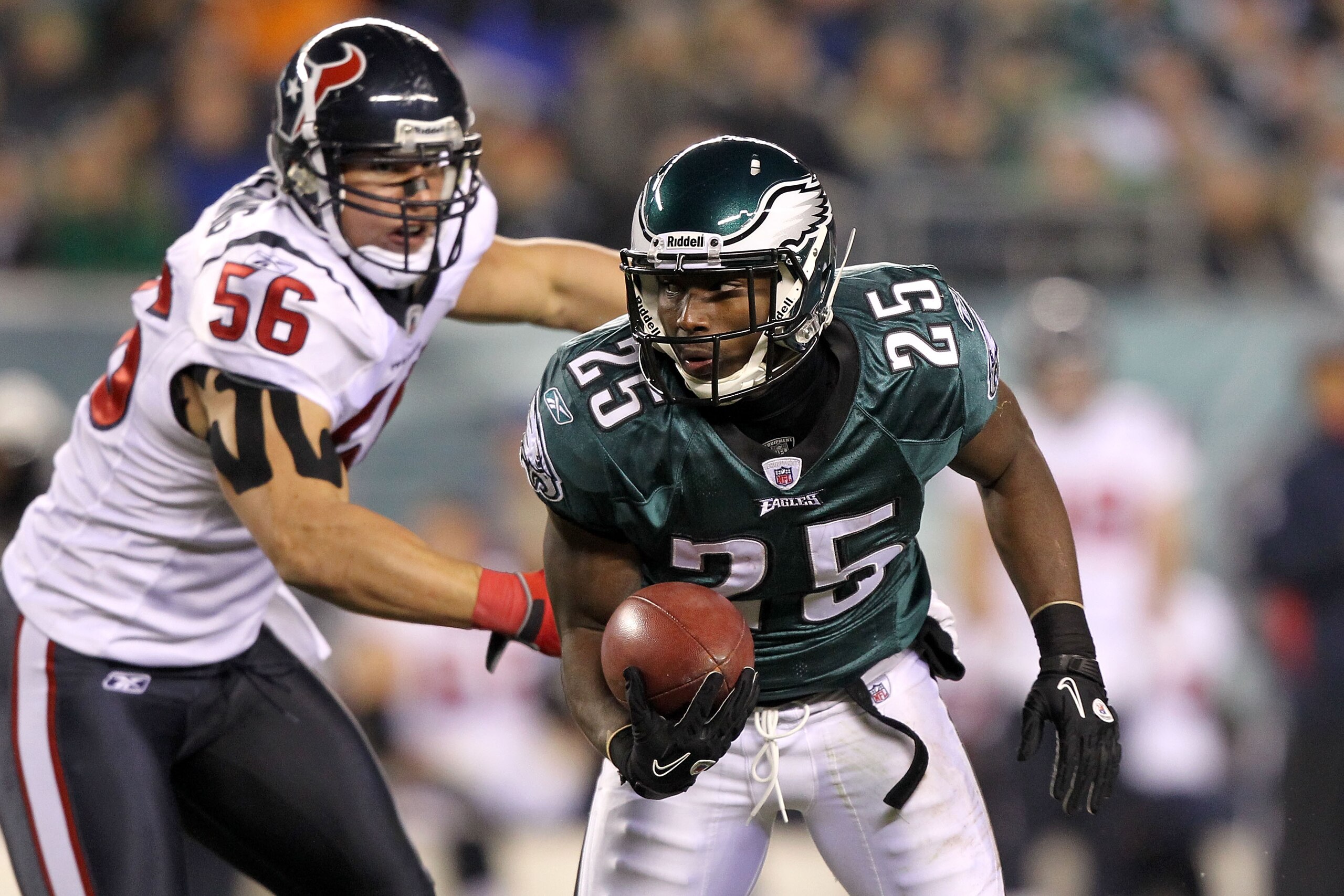 PHILADELPHIA, PA - DECEMBER 02:  LeSean McCoy #25 of the Philadelphia Eagles runs the ball against Brian Cushing #56 of the Houston Texans at Lincoln Financial Field on December 2, 2010 in Philadelphia, Pennsylvania. The Eagles won 34-24.  (Photo by Al Be