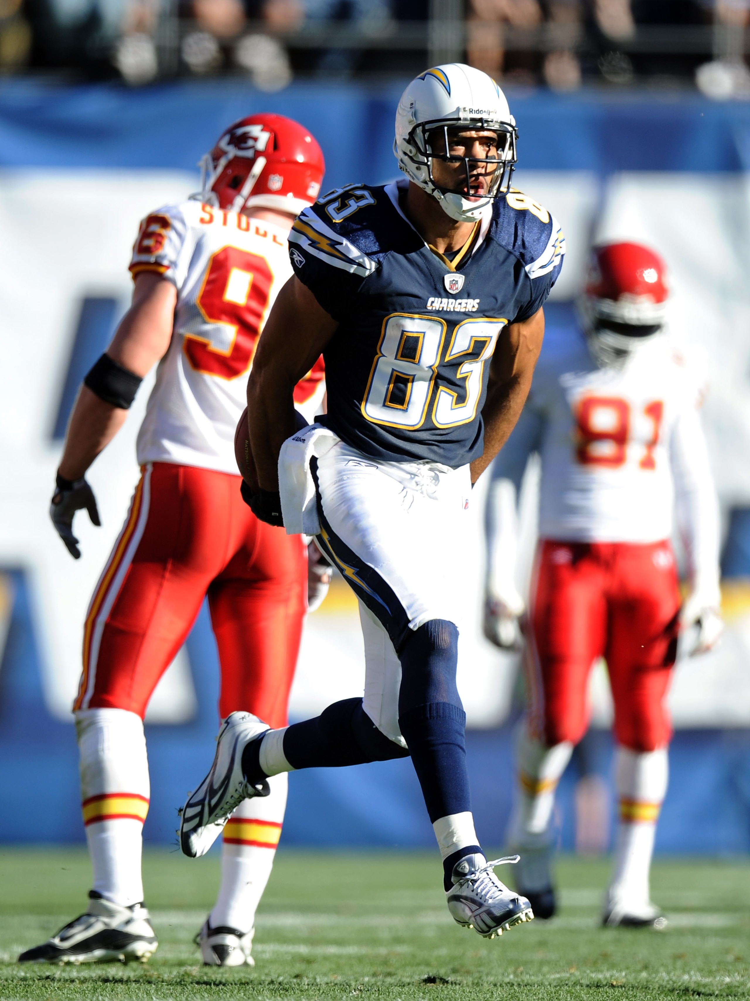 SAN DIEGO, CA - DECEMBER 12:  Vincent Jackson #83 of the San Diego Chargers celebrates a catch for a first down against the Kansas City Chiefs during the first quarter at Qualcomm Stadium on December 12, 2010 in San Diego, California.  (Photo by Harry How