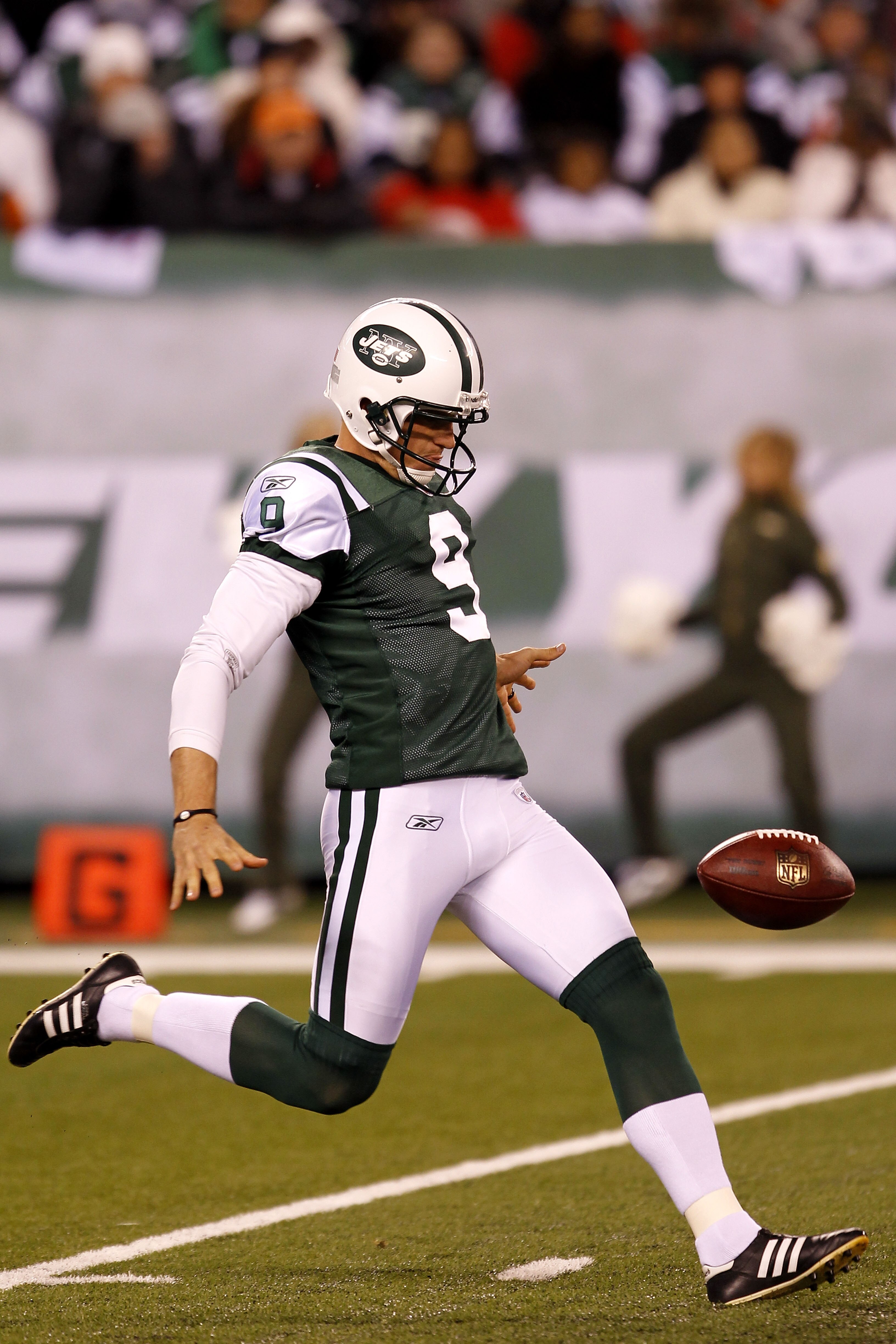 EAST RUTHERFORD, NJ - NOVEMBER 25:  Steve Weatherford #9 of the New York Jets punts against the Cincinnati Bengals at New Meadowlands Stadium on November 25, 2010 in East Rutherford, New Jersey. The Jets defeated the Bengal 26-10.  (Photo by Chris Trotman