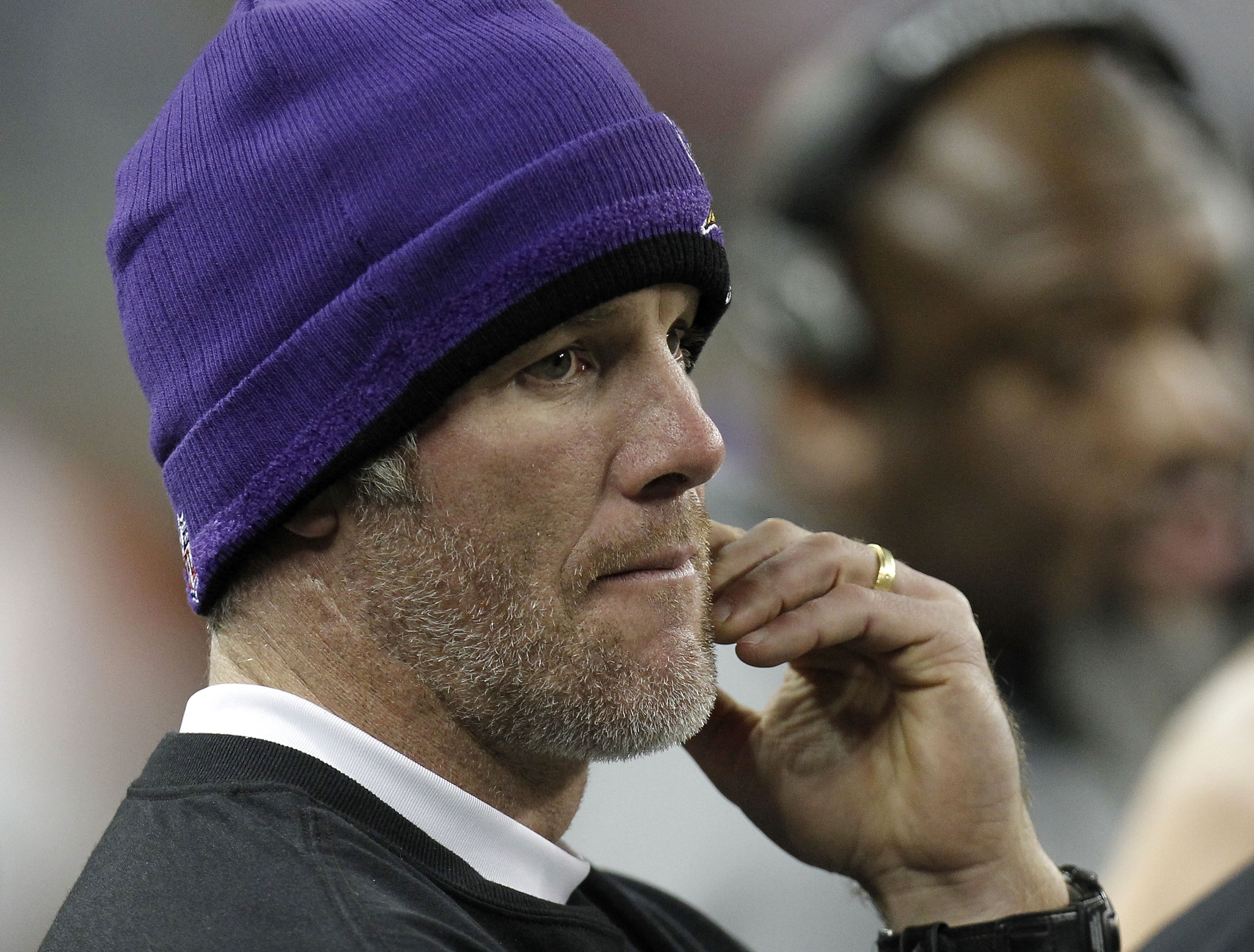 DETROIT, MI - DECEMBER 13:  Brett Favre #4 of the Minnesota Vikings looks on from the bench while playing the New York Giants at Ford Field on December 13, 2010 in Detroit, Michigan.  (Photo by Gregory Shamus/Getty Images)