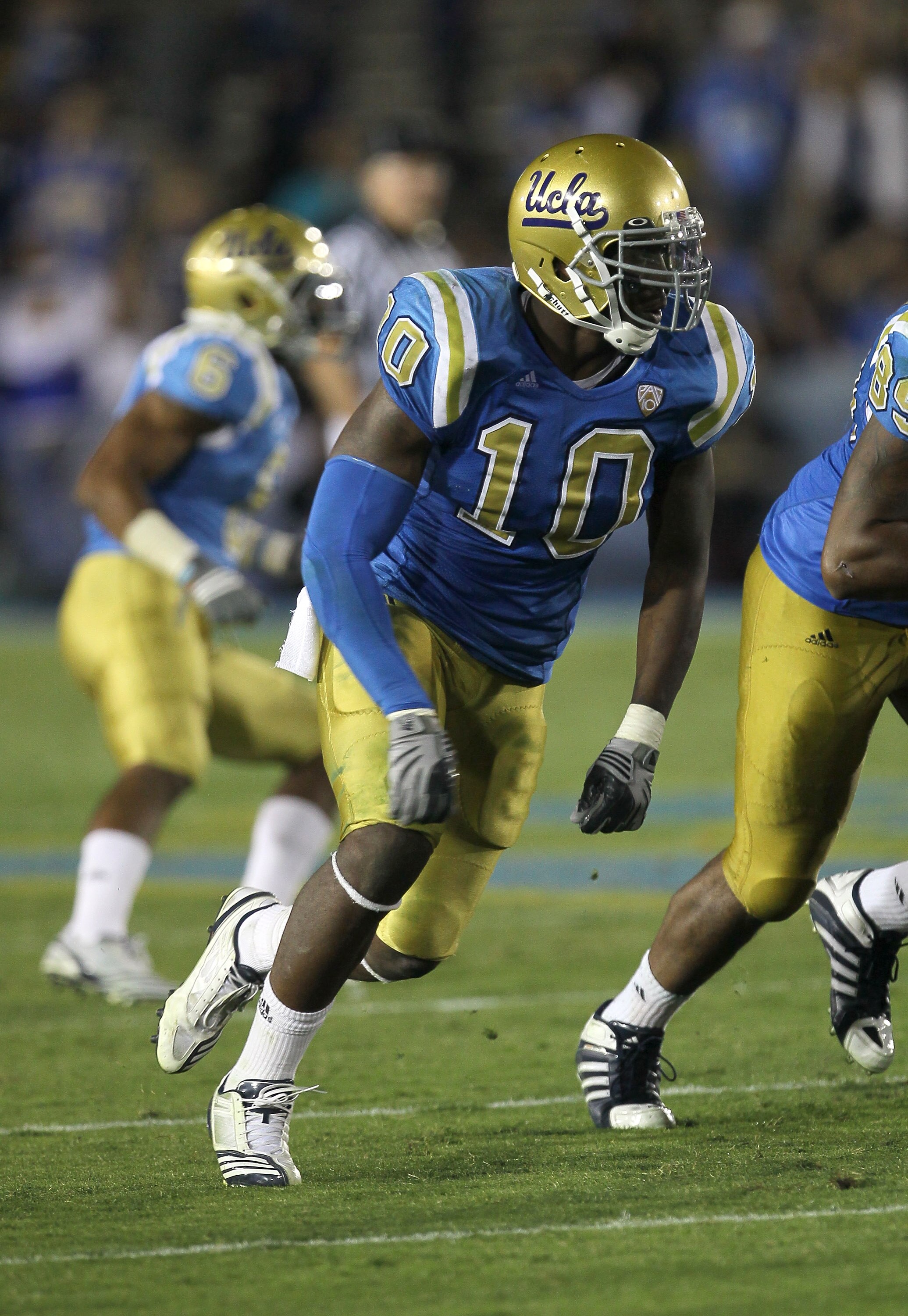 PASADENA, CA - SEPTEMBER 18:  Linebacker Akeem Ayers #10 of the UCLA Bruins in the game with the Houston Cougars at the Rose Bowl on September 18, 2010 in Pasadena, California.  UCLA won 31-13.  (Photo by Stephen Dunn/Getty Images)